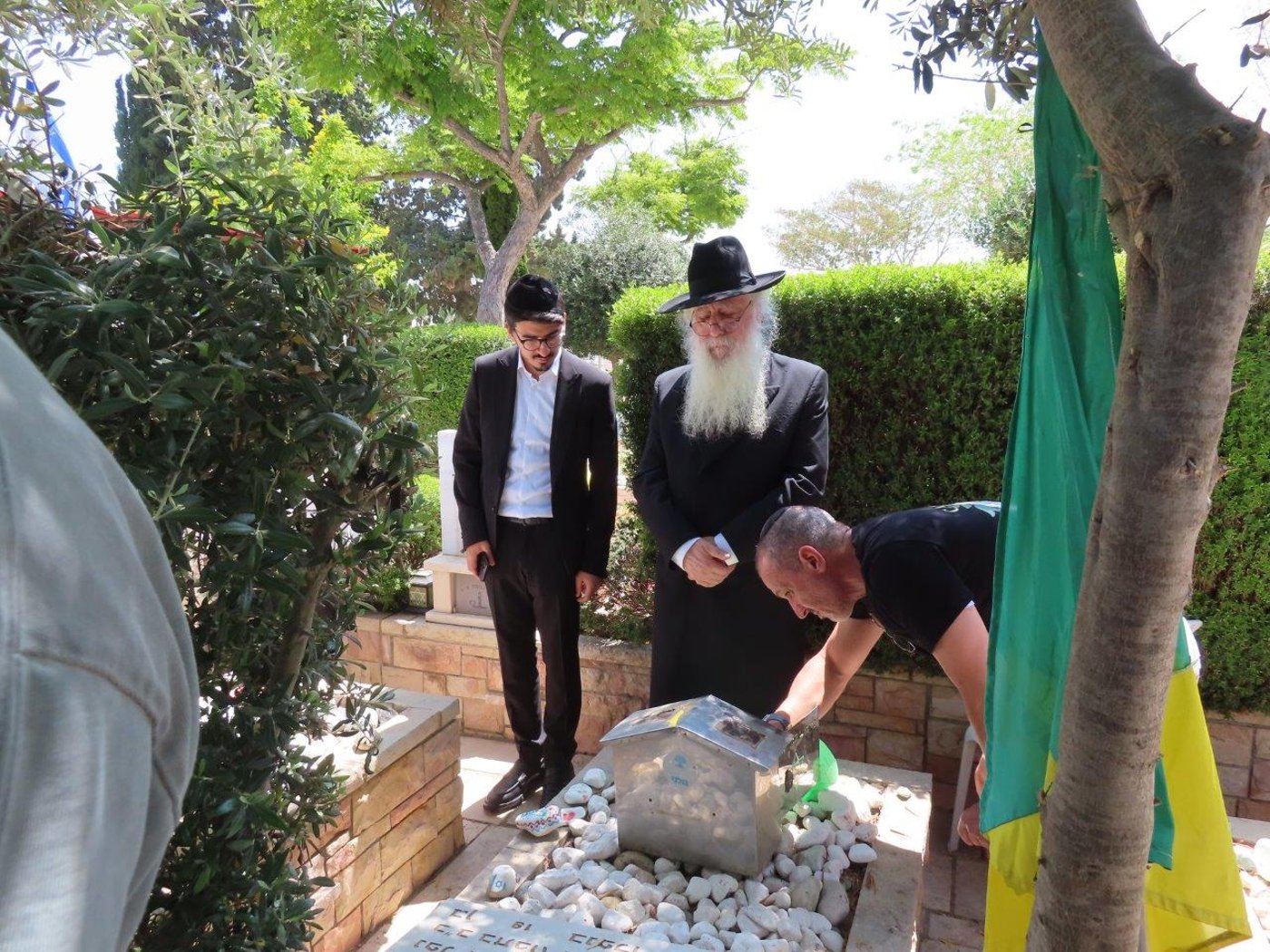 האדמו"ר רבי דוד חנניה פינטו, בחלקה הצבאית בבית העלמין באשדוד