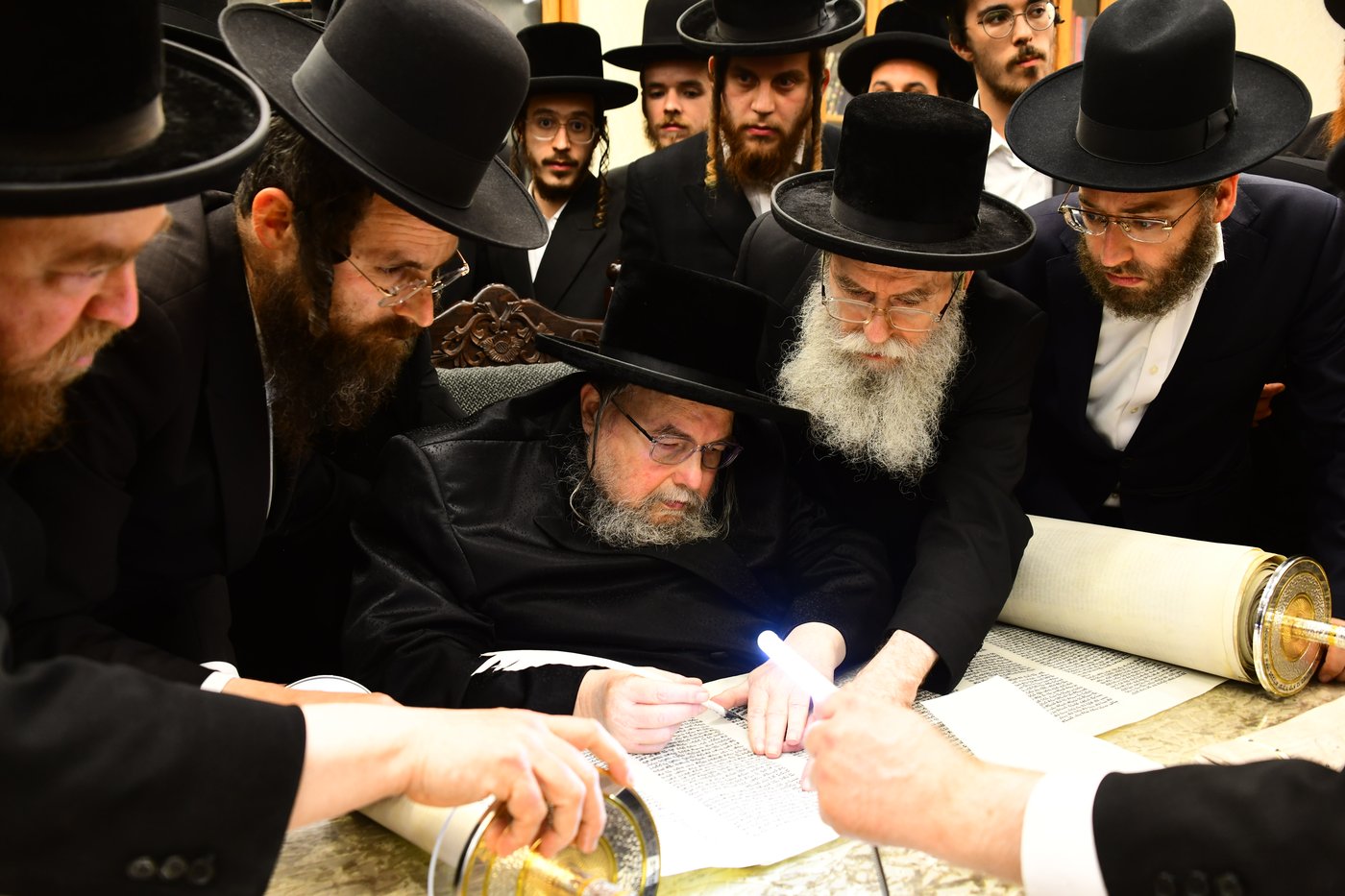 האדמו"ר מבעלזא בכתיבת אות