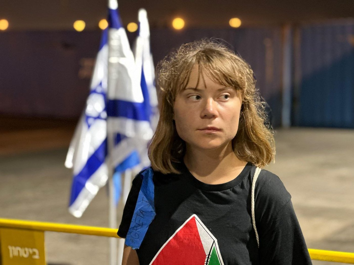 גרטה טונברג לצד דגל ישראל