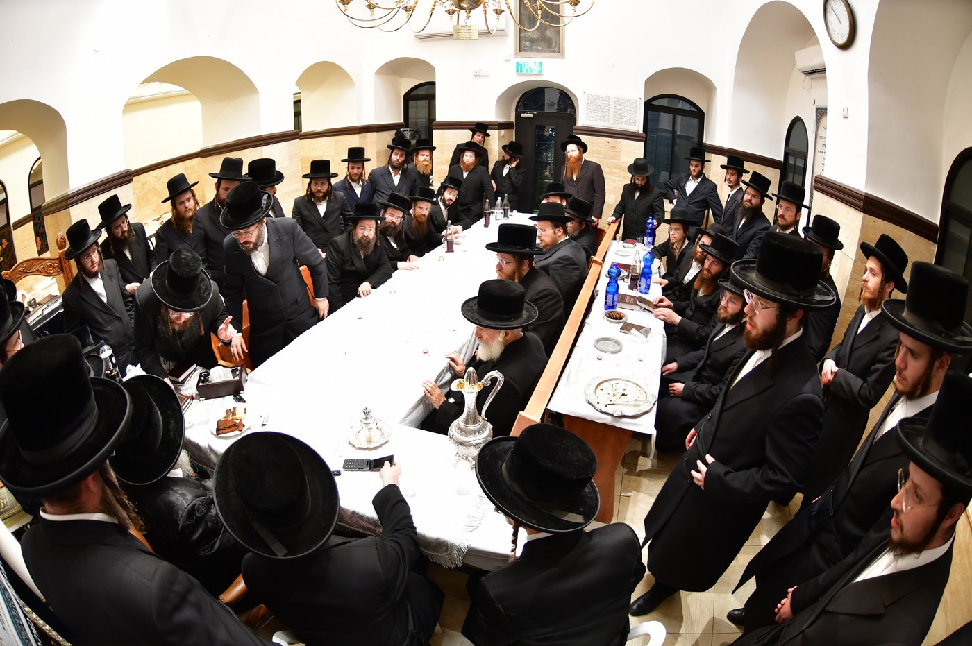 האדמו"ר משבט הלוי עם נדיבים בטבריה