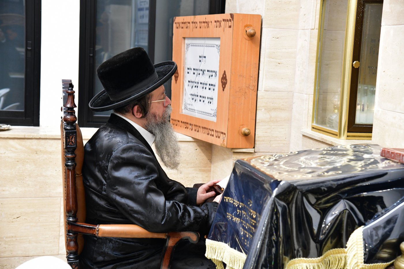 האדמו"ר משבט הלוי עם נדיבים בטבריה