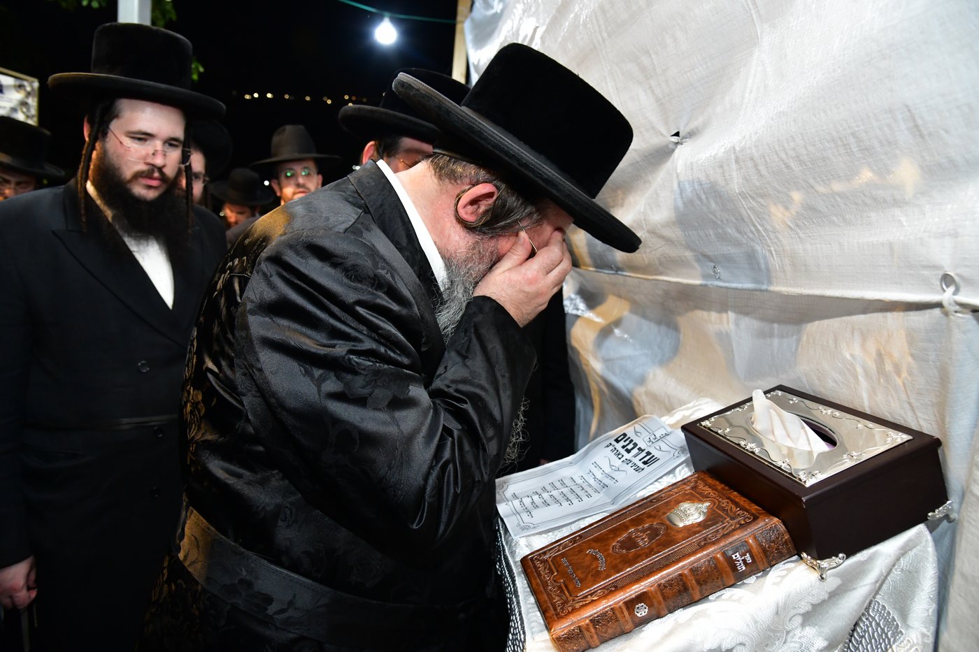 האדמו"ר משבט הלוי עם נדיבים בטבריה