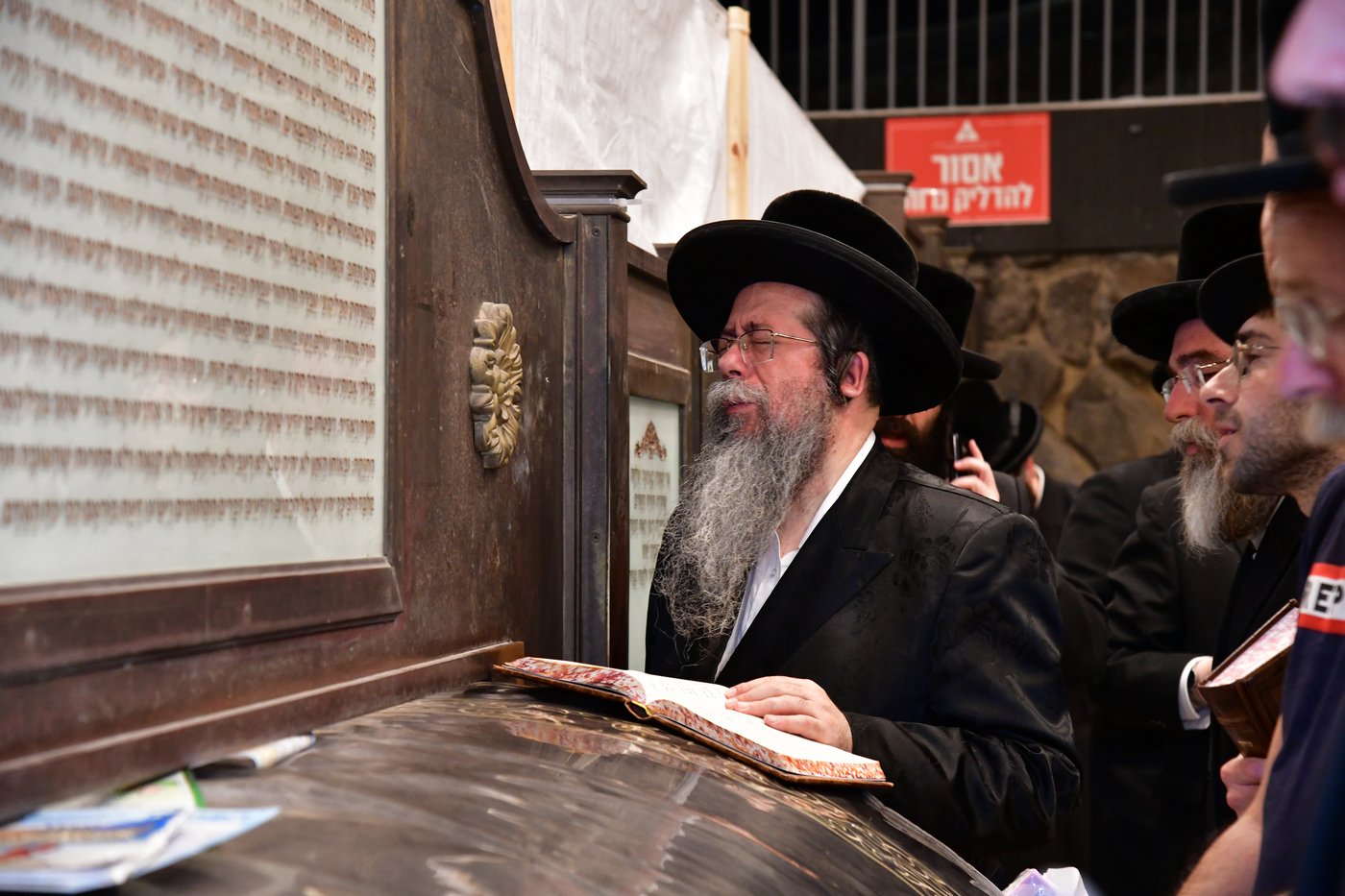 האדמו"ר משבט הלוי עם נדיבים בטבריה