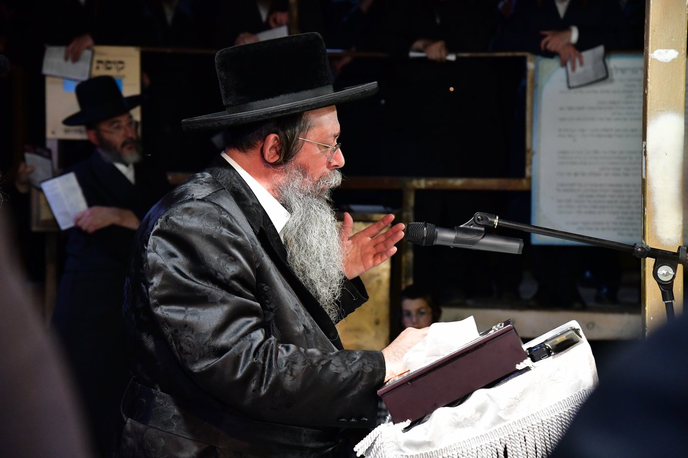 האדמו"ר משבט הלוי עם נדיבים בטבריה
