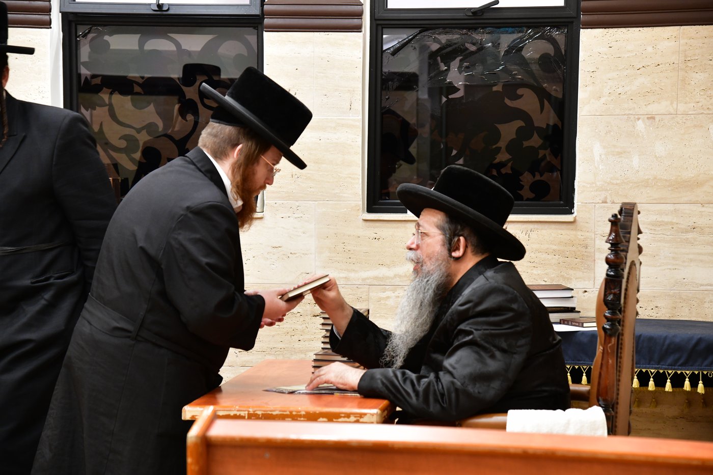 האדמו"ר משבט הלוי עם נדיבים בטבריה