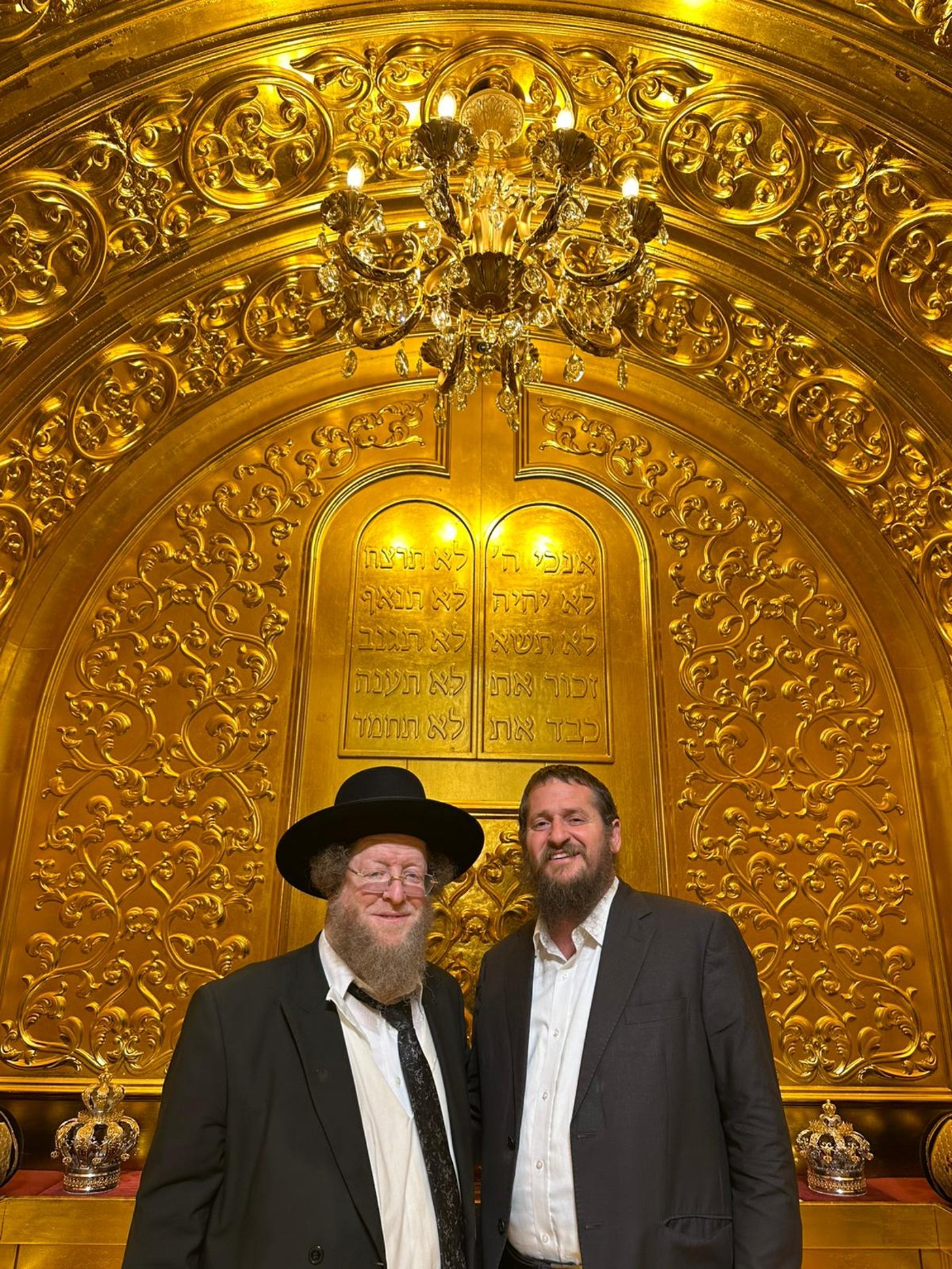 הגאון רבי שלום בער סורוצקין ראש מוסדות 'עטרת שלמה', מציג לרב משה שילת מחב"ד את ארון הקודש מזהב בקרית הישיבה בראשון לציון