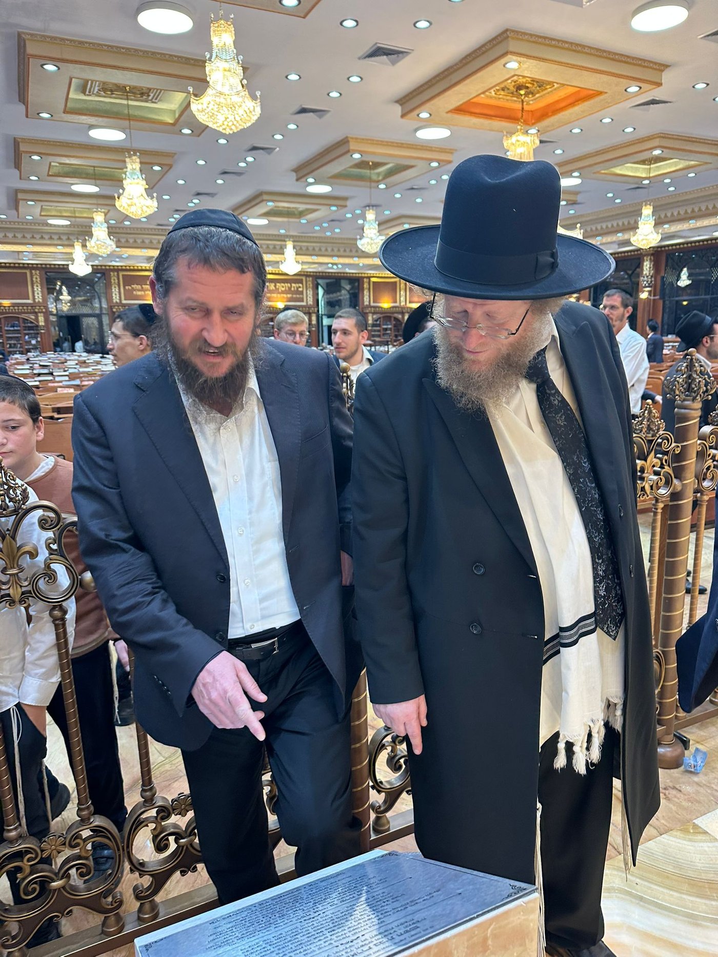 הגאון רבי שלום בער סורוצקין ראש מוסדות 'עטרת שלמה', מציג לרב משה שילת מחב"ד את ארון הקודש מזהב בקרית הישיבה בראשון לציון