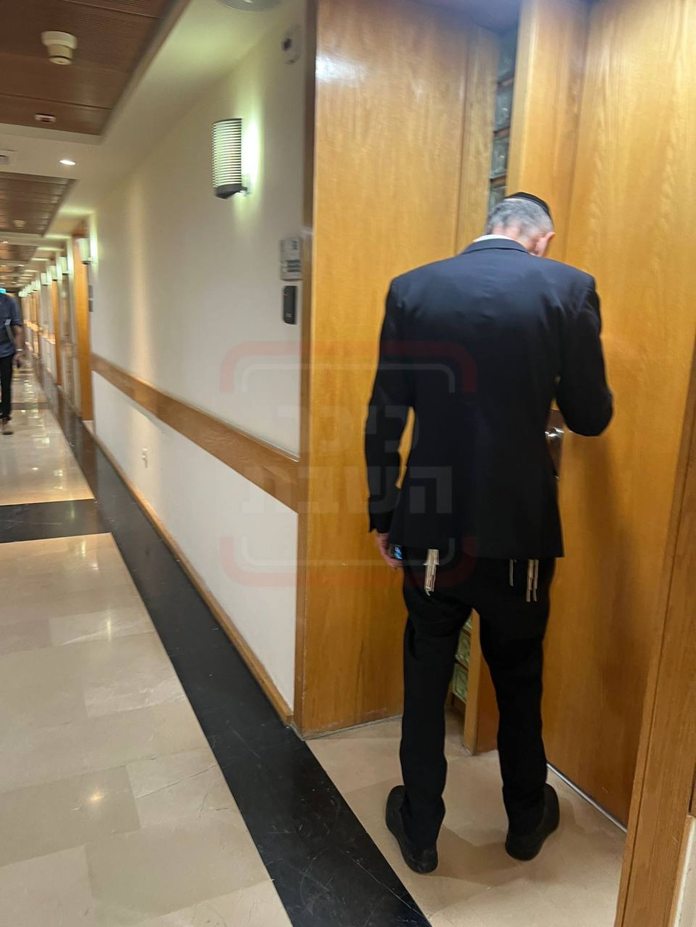 סגן השר מקלב בכניסה לפגישה עם יו"ר הקואליציה