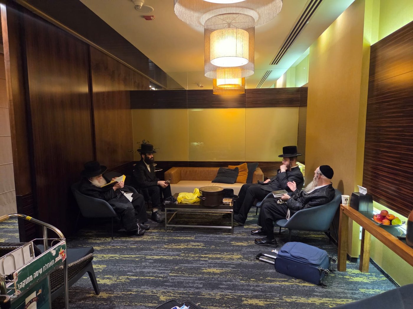 גאב"ד מאקאווא בשדה התעופה 