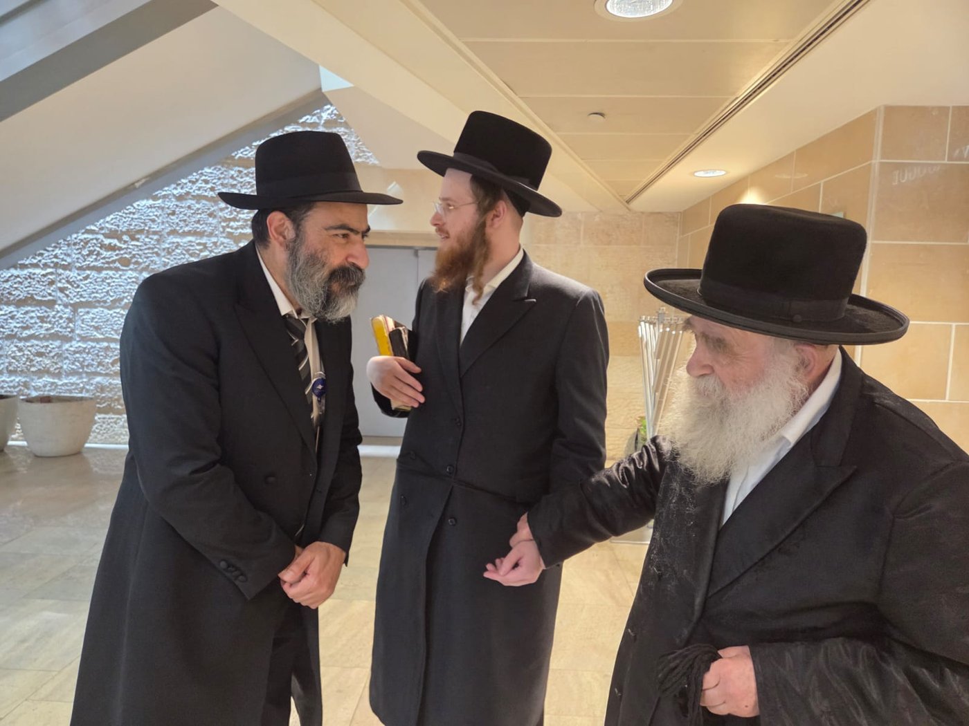 גאב"ד מאקאווא בשדה התעופה 