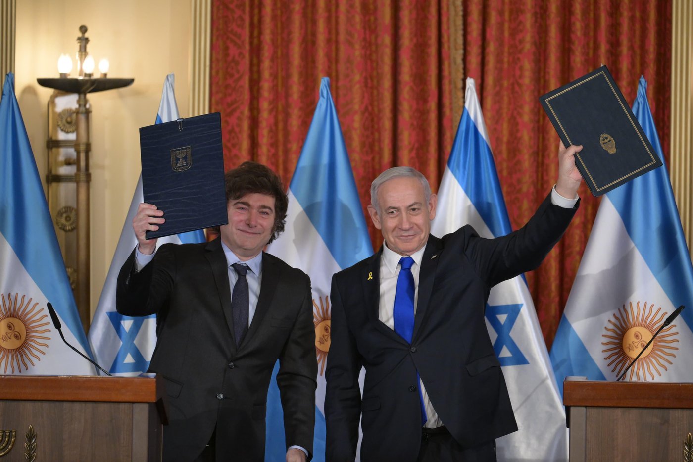 עם טלית לבנה בכותל ובקול צרוד: כך נפרד נתניהו מנשיא ארגטינה | צפו