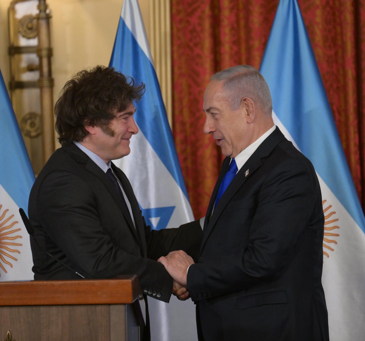 עם טלית לבנה בכותל ובקול צרוד: כך נפרד נתניהו מנשיא ארגטינה | צפו