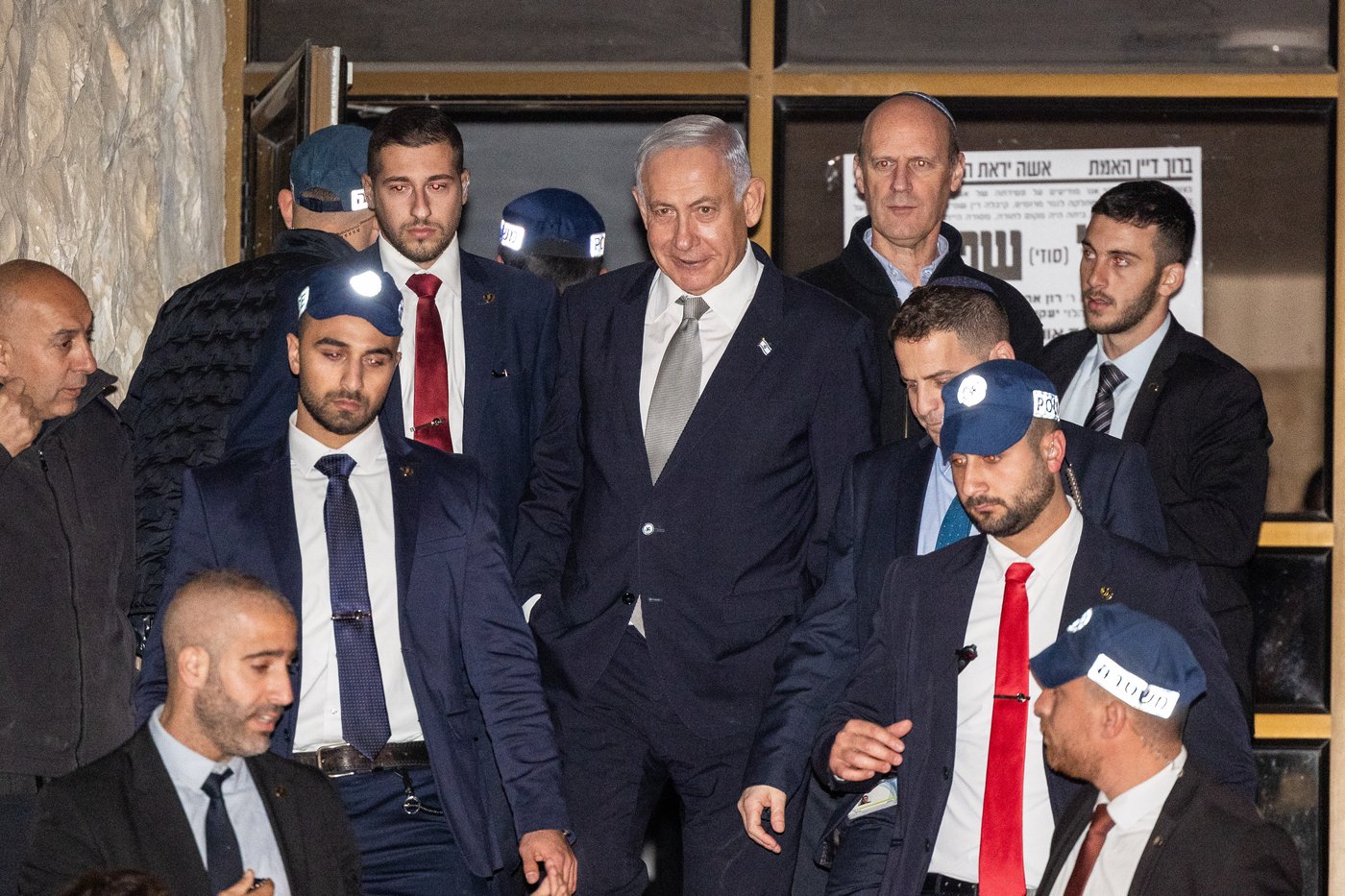 נתניהו יוצא מביתו של דרעי, לאחר פסיקת בג"ץ