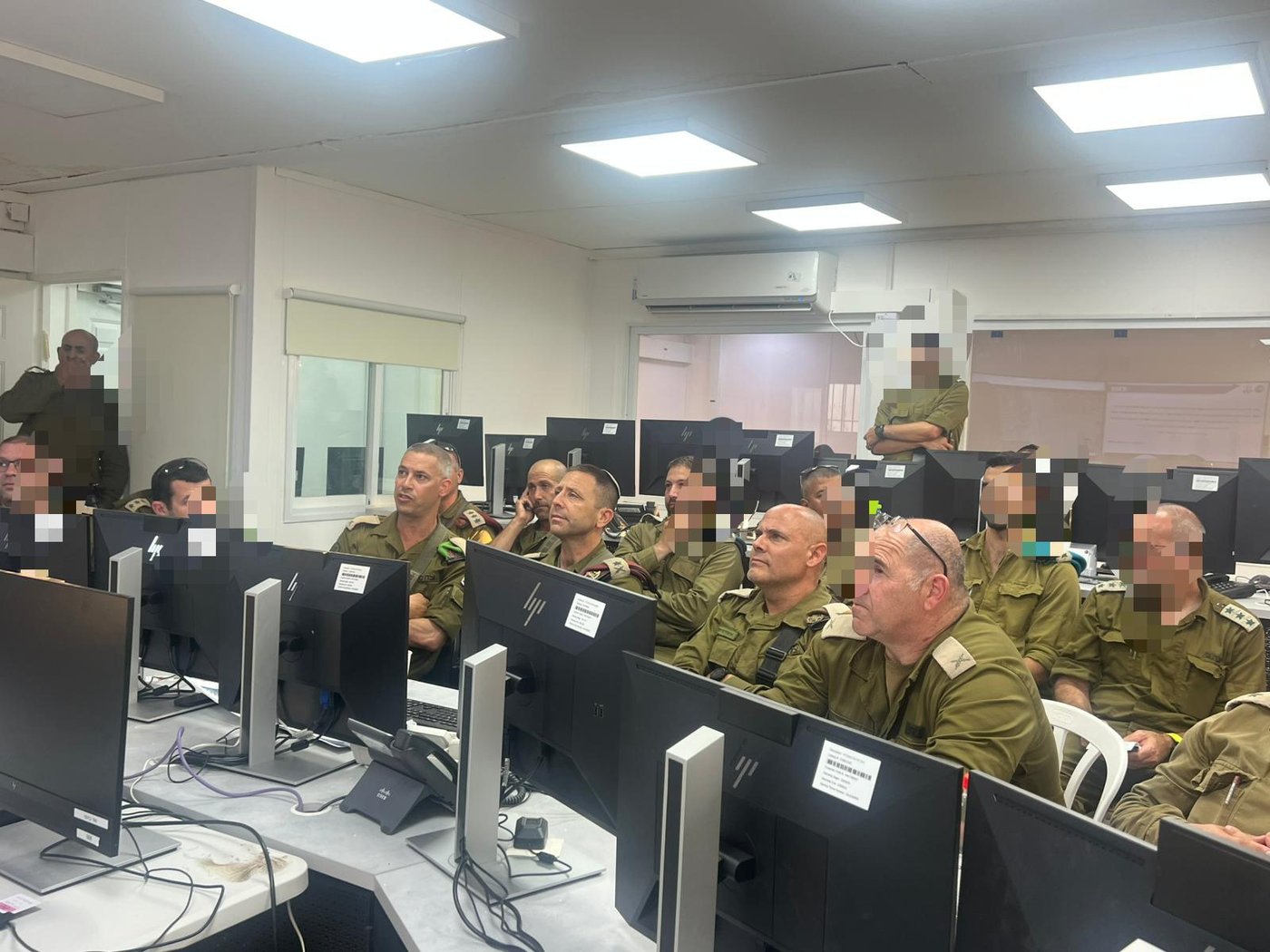 אלוף אבי בלוט בתדרוך לקצינים ולוחמים באיו"ש