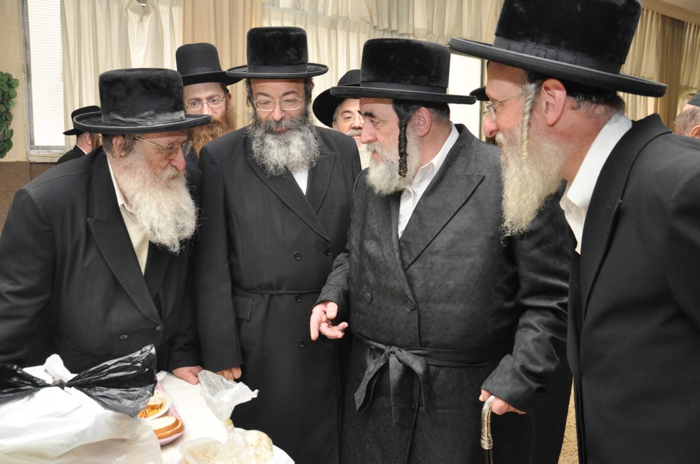 הרה"ח ר' אפרים לרנר ז"ל, עם מורו ורבו האדמו"ר מויז'ניץ, בביקור בבית התבשיל בב"ב
