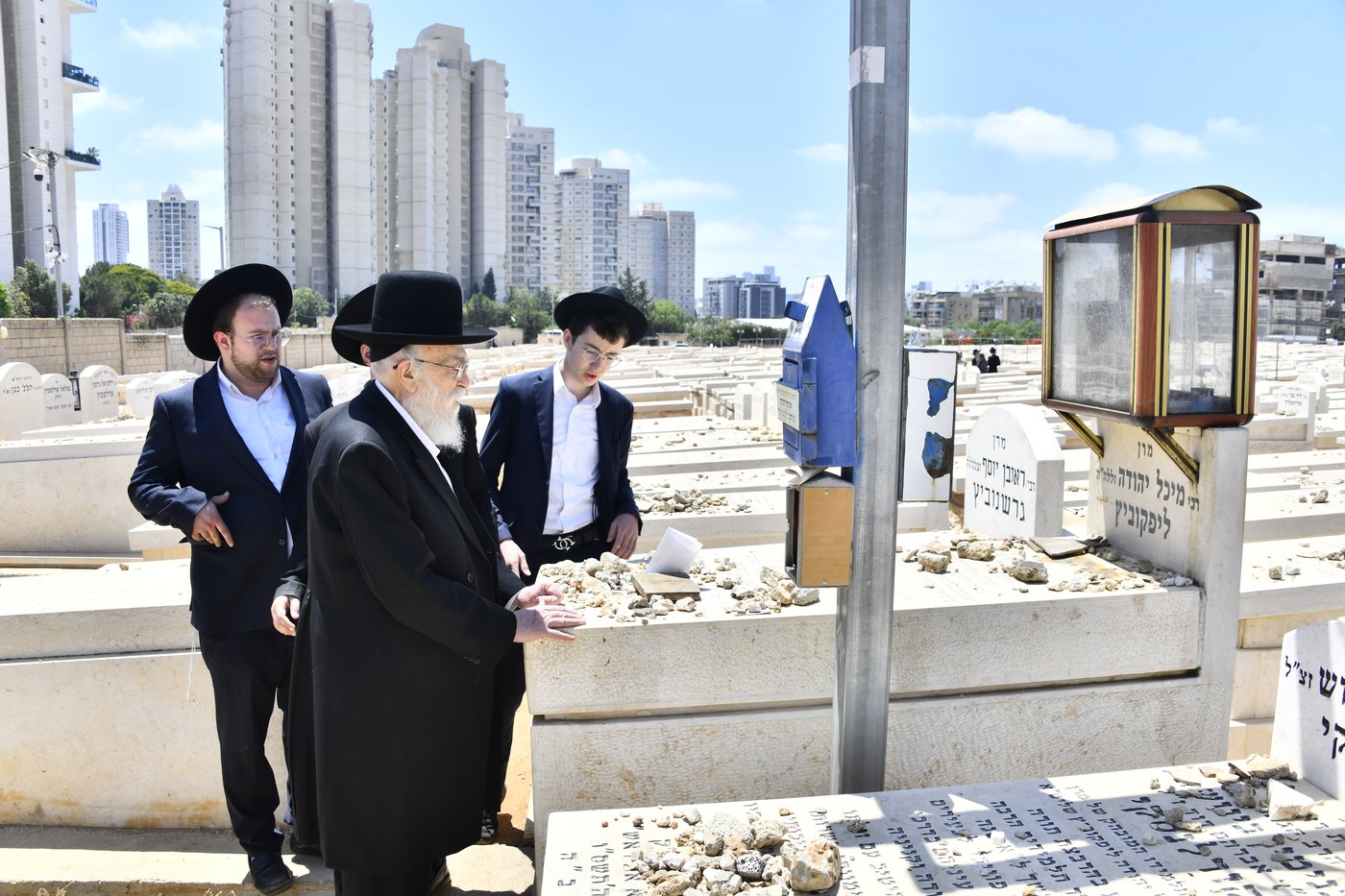 הגאון רבי בנימין אלישיב בתפילה בבית העלמין בב"ב