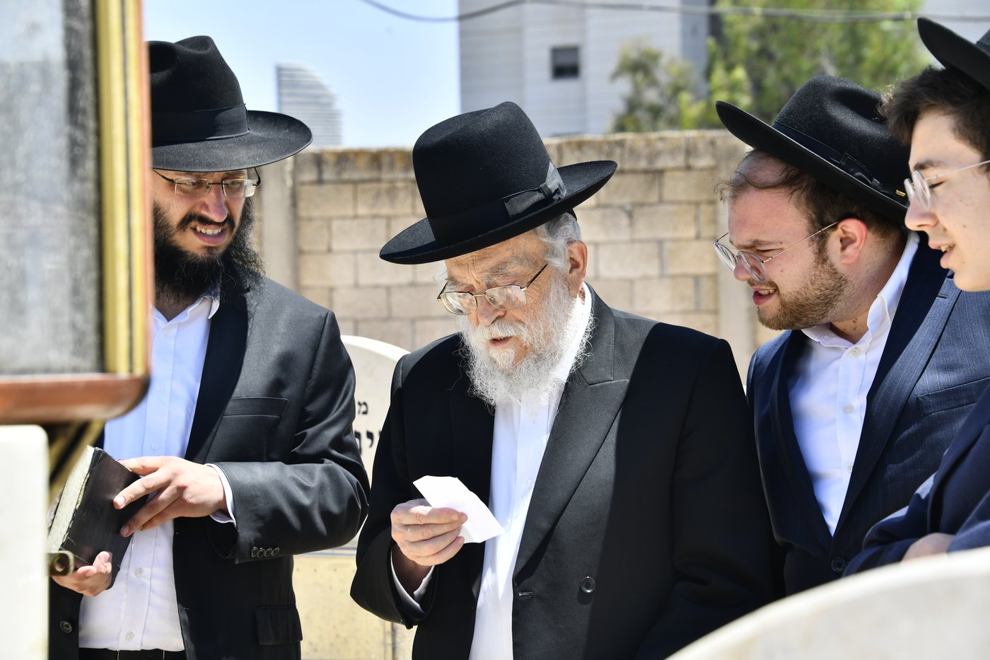הגאון רבי בנימין אלישיב בתפילה בבית העלמין בב"ב
