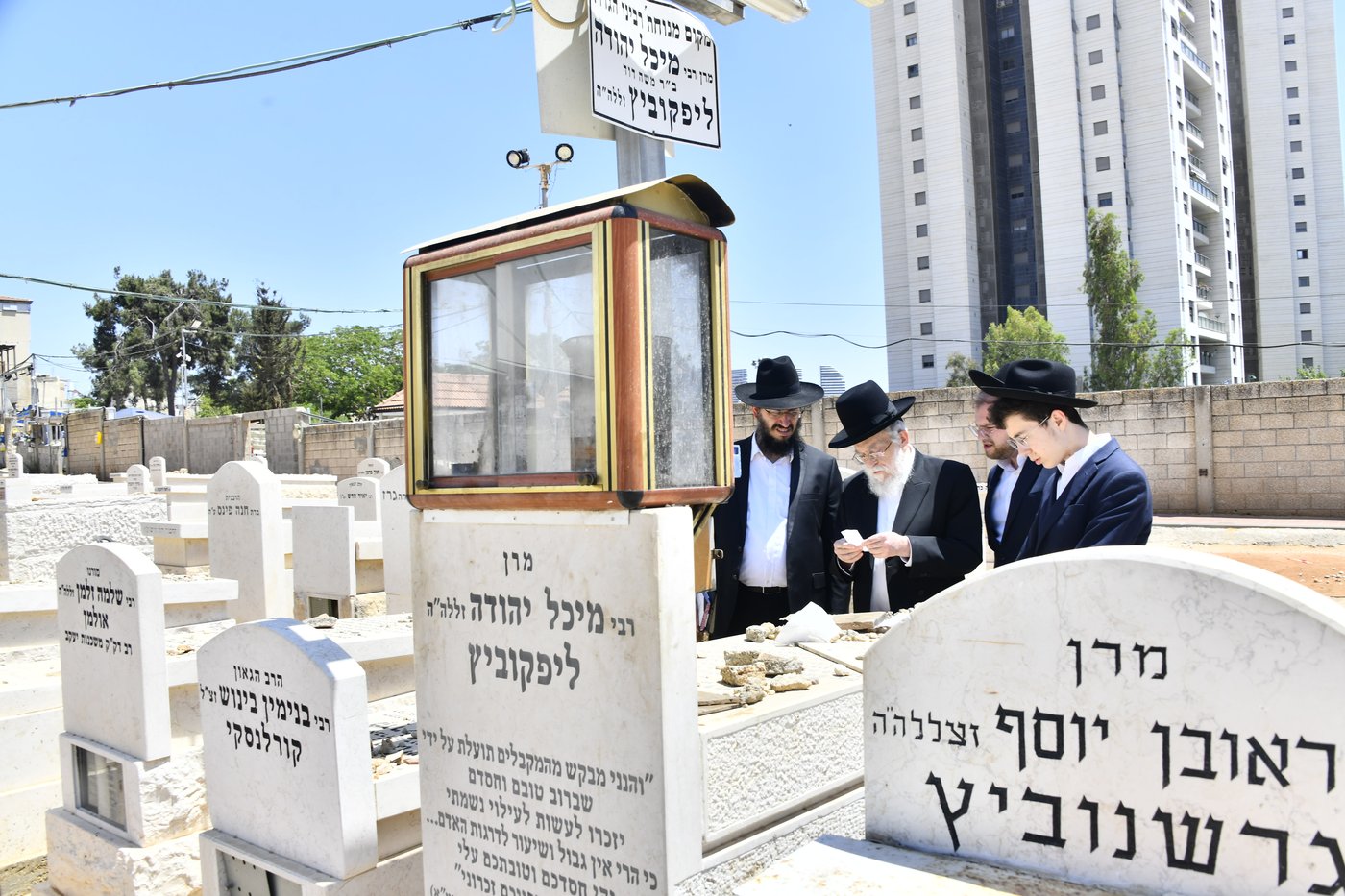 הגאון רבי בנימין אלישיב בתפילה בבית העלמין בב"ב