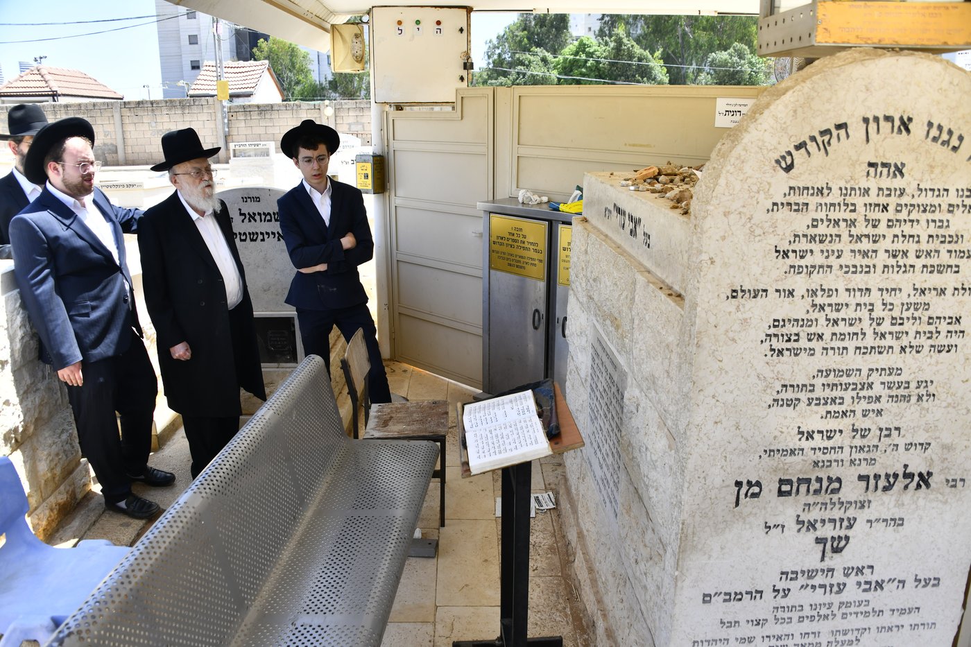 הגאון רבי בנימין אלישיב בתפילה בבית העלמין בב"ב