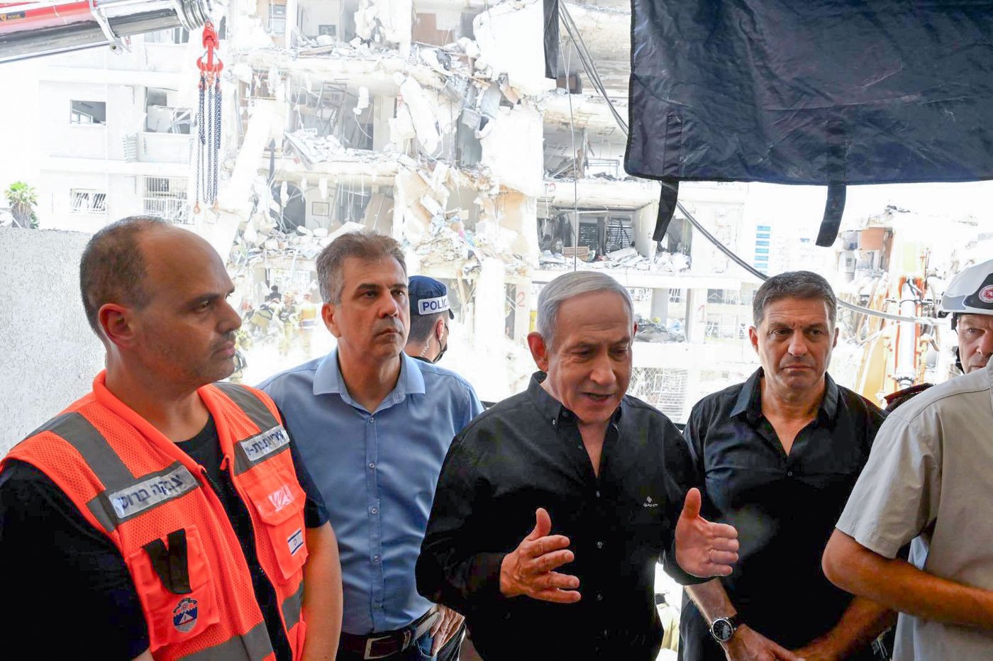 ראש הממשלה נתניהו והשר אלי כהן בזירת הפגיעה בבת ים