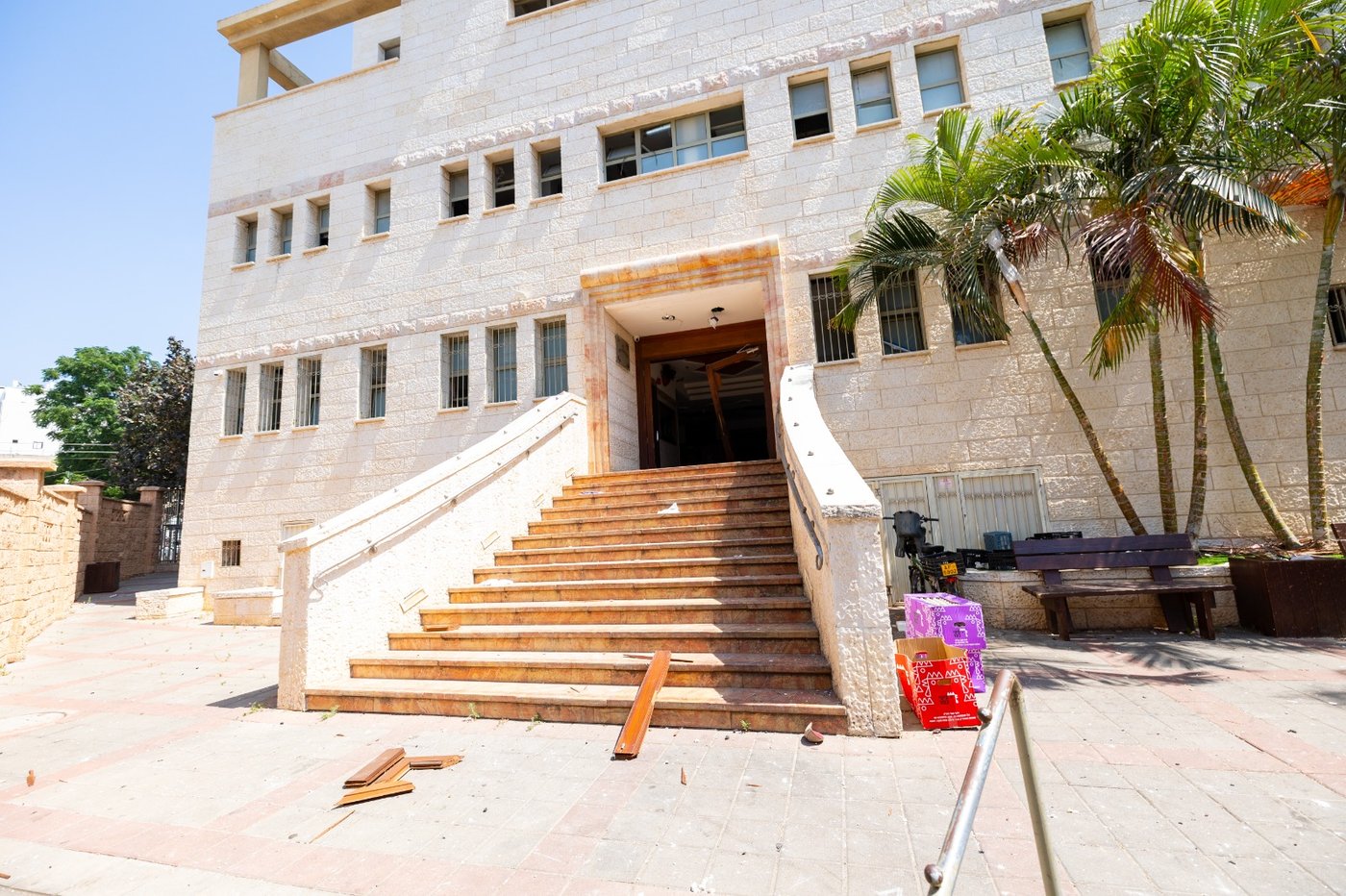 נזקי טיל האיראני בישיבת חב"ד בב"ב