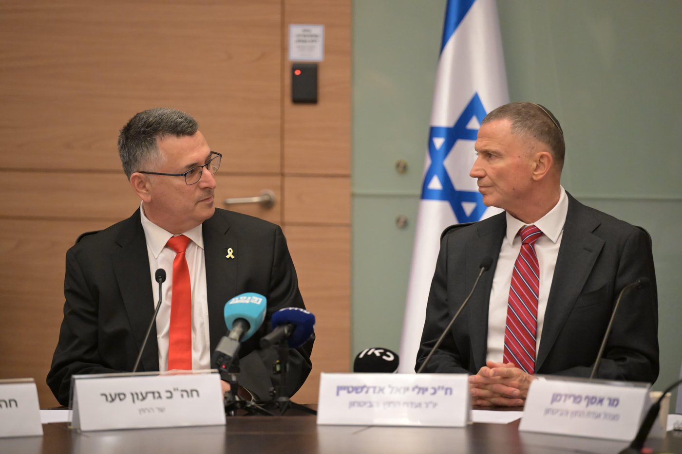 יו"ר הוועדה יולי אדלשטיין ושר החוץ גדעון סער