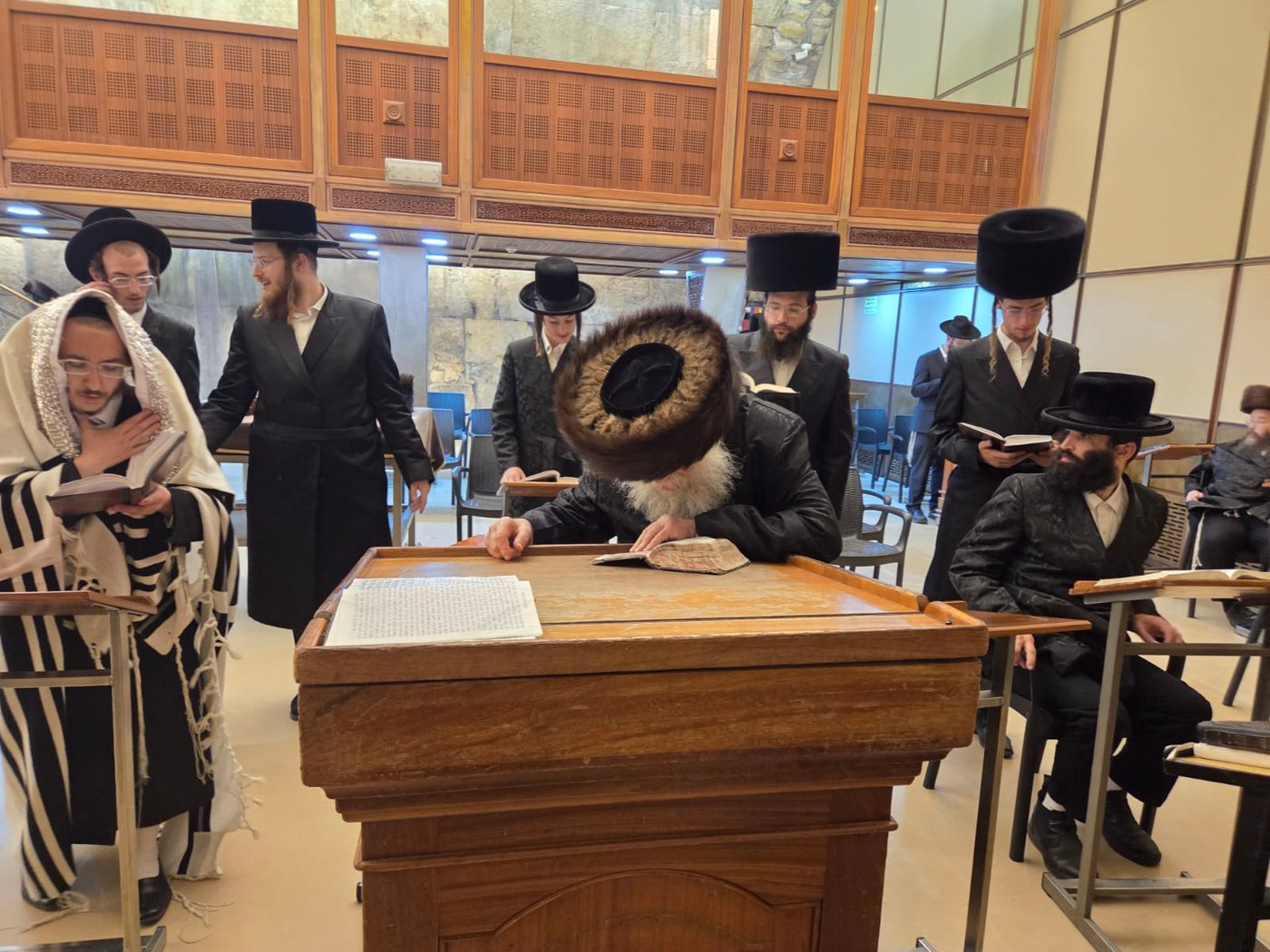 הגה"צ גאב"ד מאקאווא בכותל המערבי