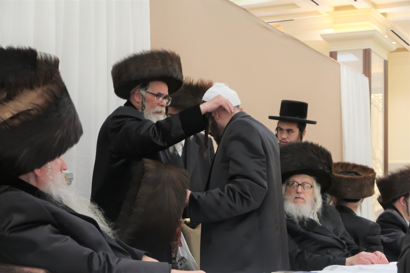 האדמו"ר מראזלא מברך חתן לפני חופתו