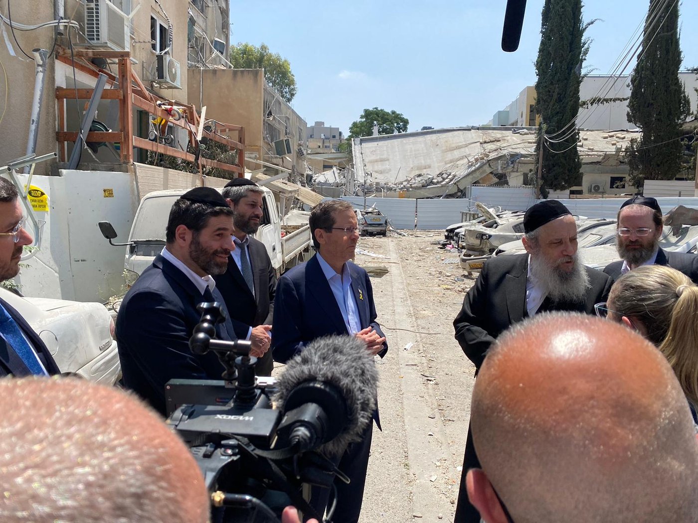 הנשיא יצחק הרצוג בזירת הנפילה בבני ברק