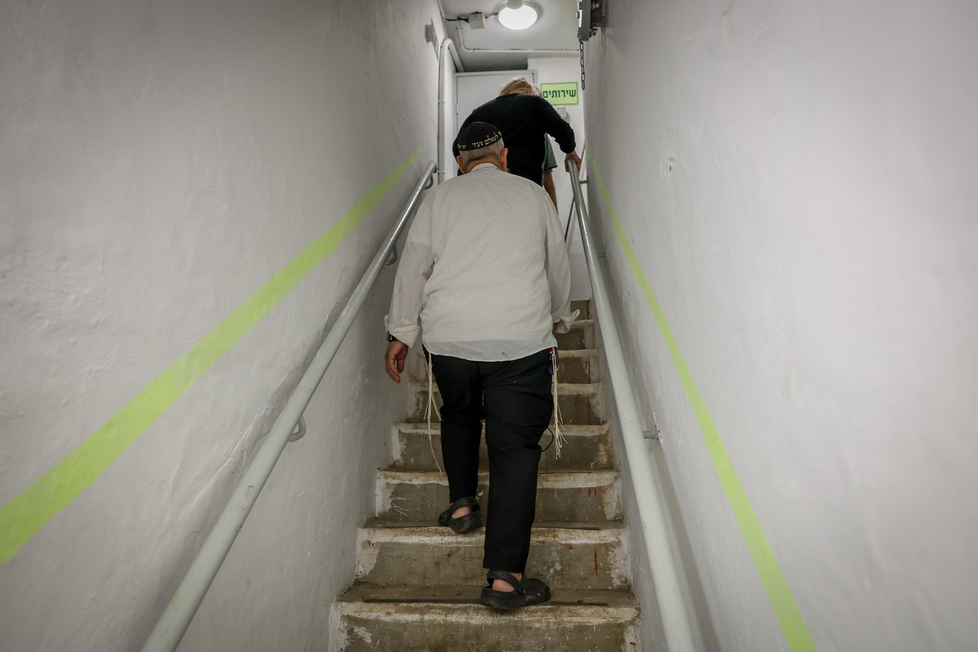 תושבי צפת במקלט המשותף בעיר