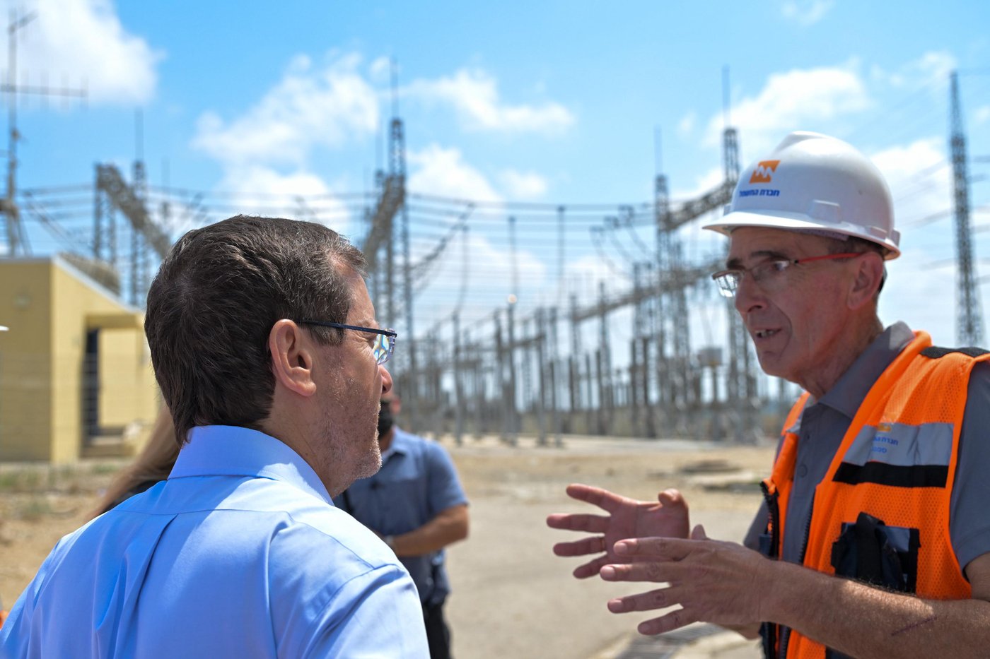 נשיא המדינה יצחק הרצוג בזירת הנפילה במתקן חברת החשמל באשדוד