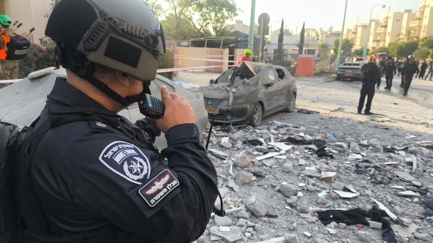 פעילות כוחות המשטרה בזירת הנפילה בבאר שבע