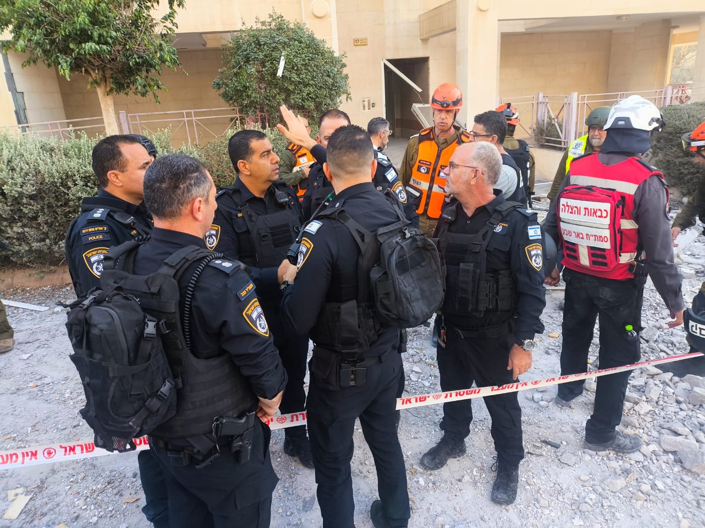 פעילות כוחות המשטרה בזירת הנפילה בבאר שבע