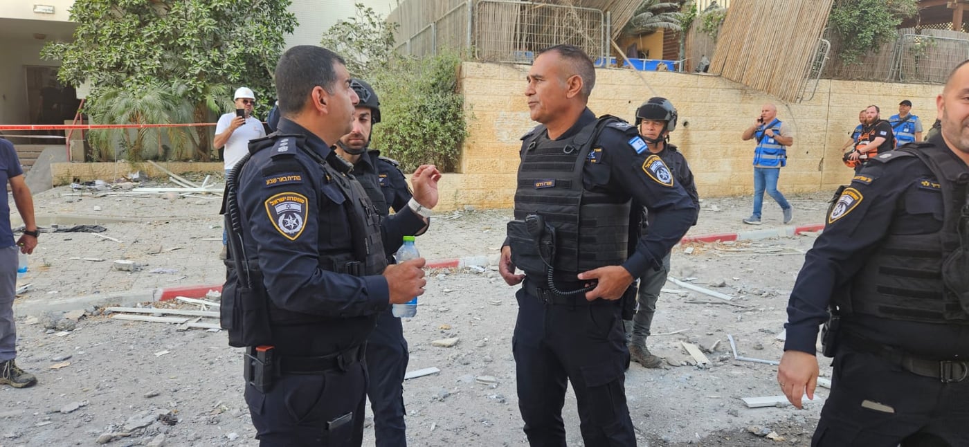 פעילות כוחות המשטרה בזירת הנפילה בבאר שבע