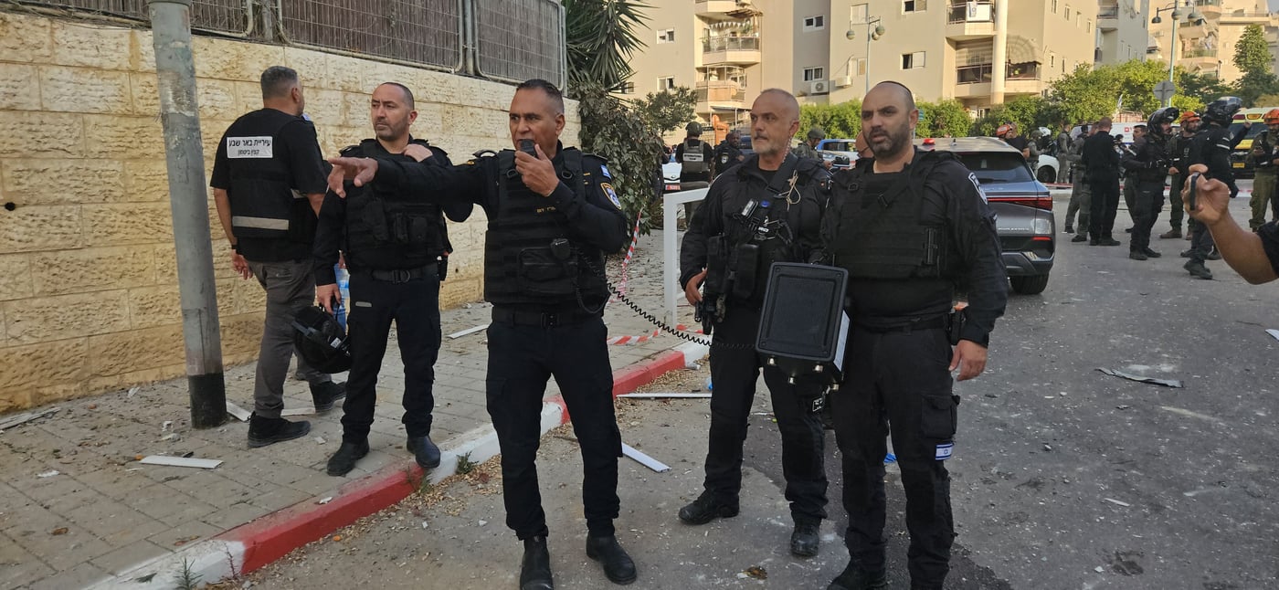 פעילות כוחות המשטרה בזירת הנפילה בבאר שבע