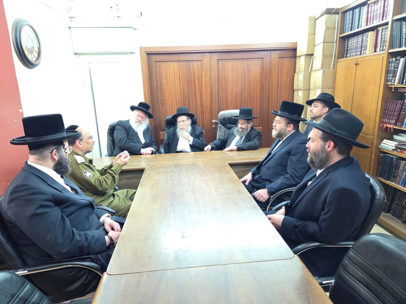 נציגי מערך ההסברה של פיקוד העורף בביקור אצל רבני בני ברק