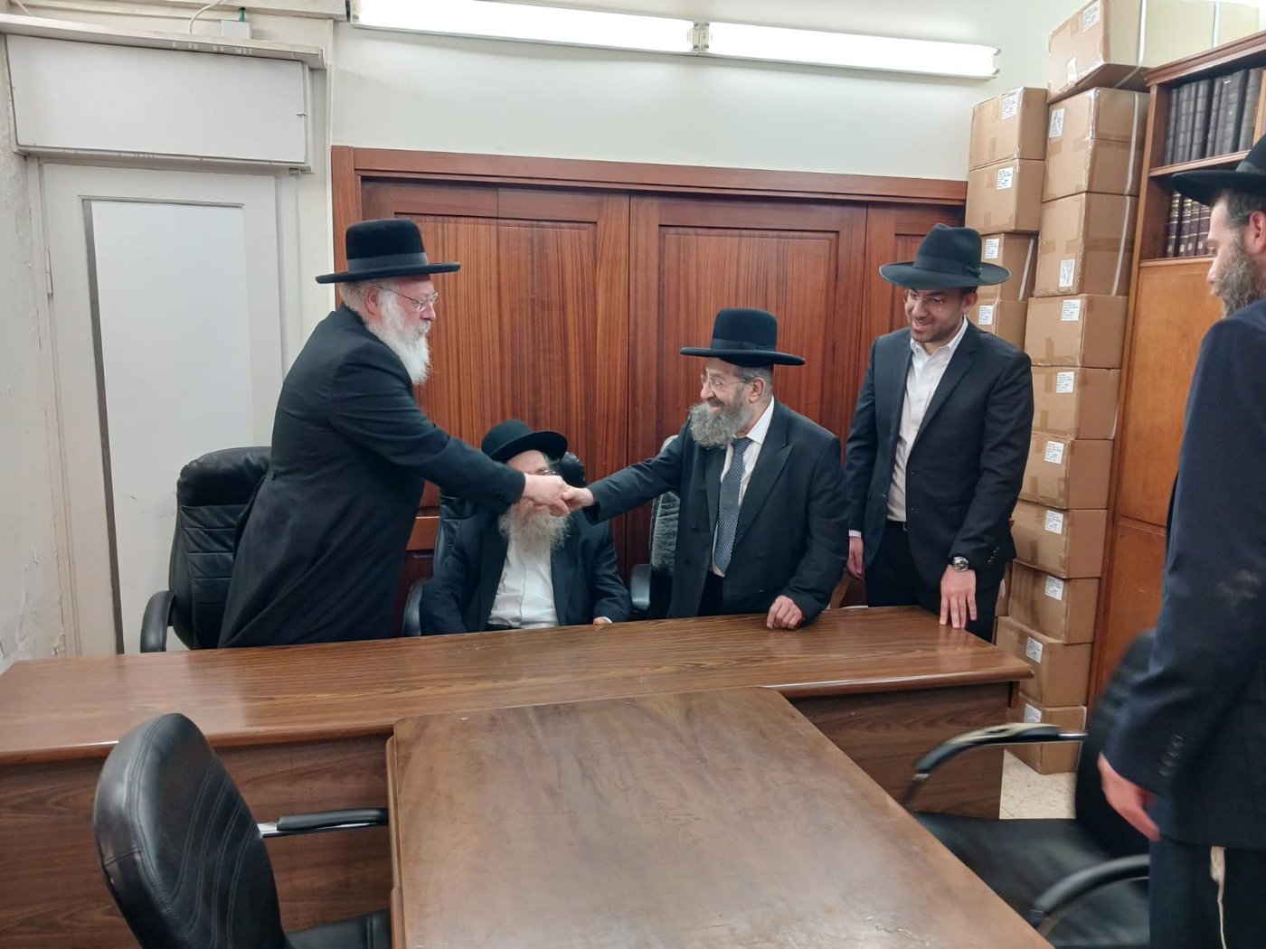 נציגי מערך ההסברה של פיקוד העורף בביקור אצל רבני בני ברק