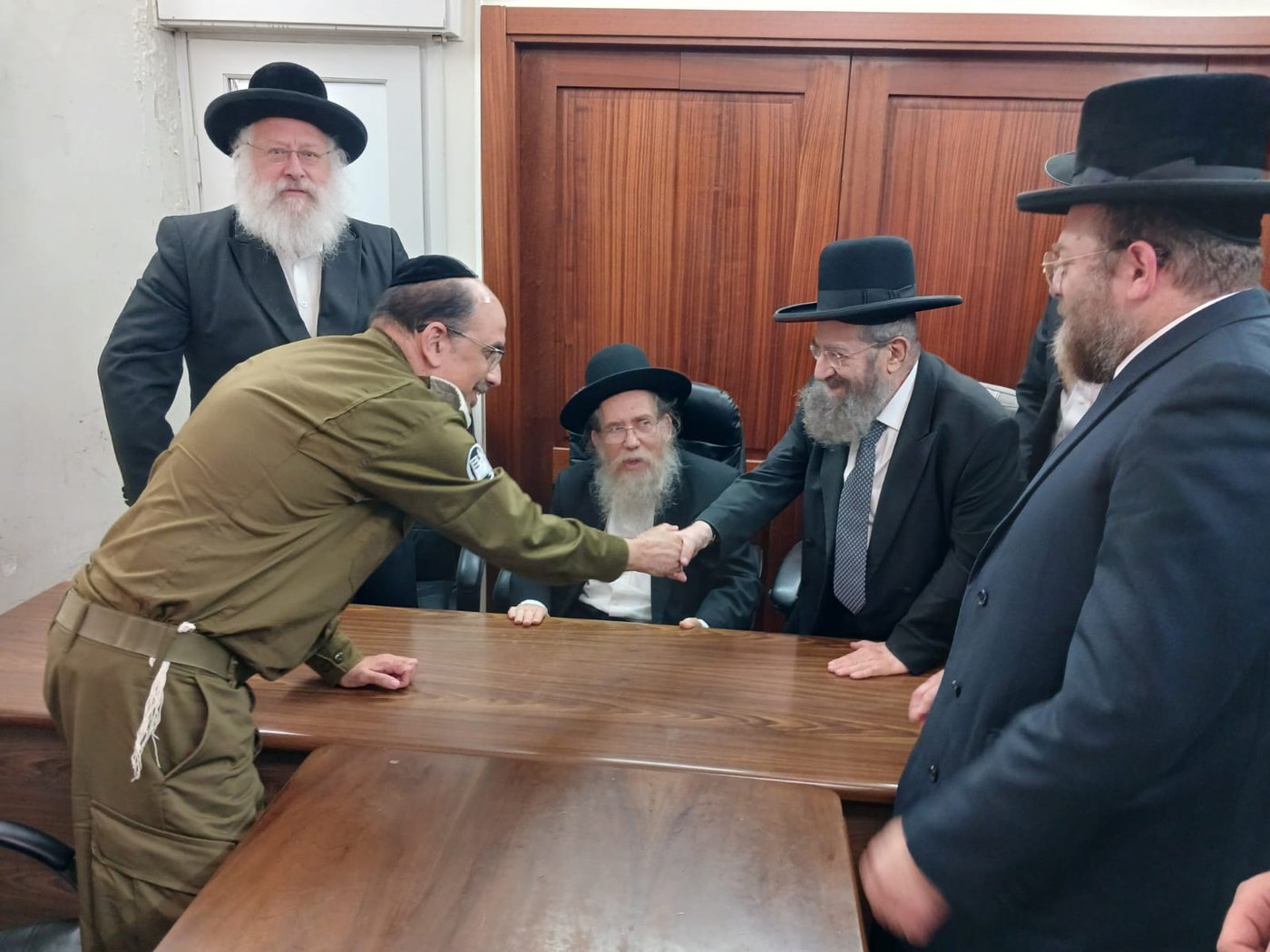 נציגי מערך ההסברה של פיקוד העורף בביקור אצל רבני בני ברק