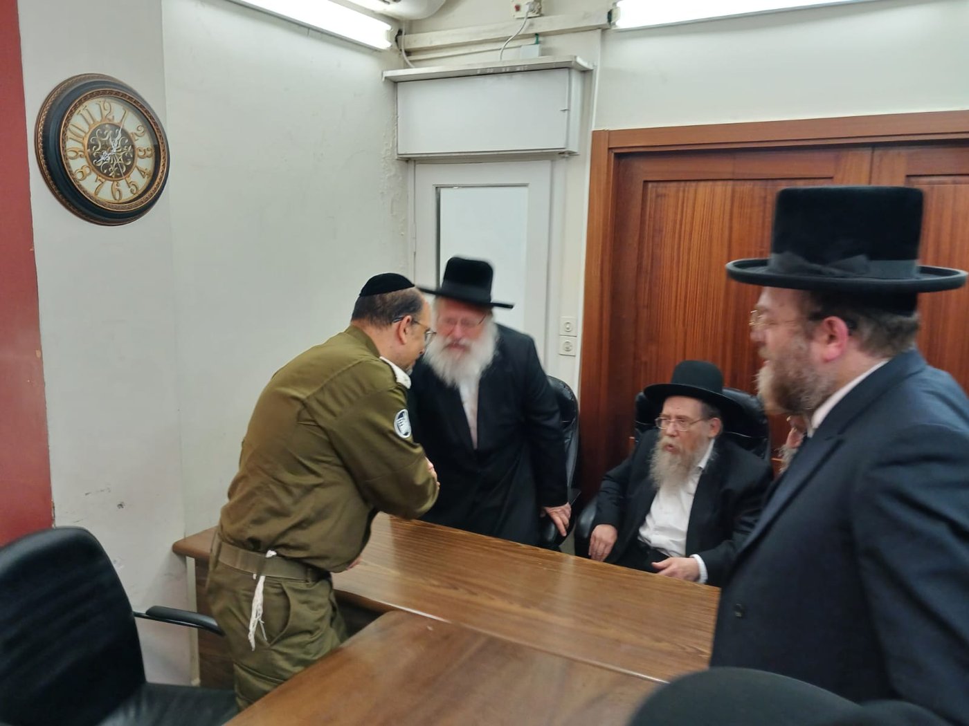נציגי מערך ההסברה של פיקוד העורף בביקור אצל רבני בני ברק
