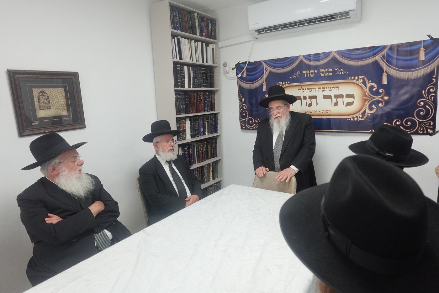 הגר"א סלים במעמד פתיחת ישיבת 'כתר תורה'