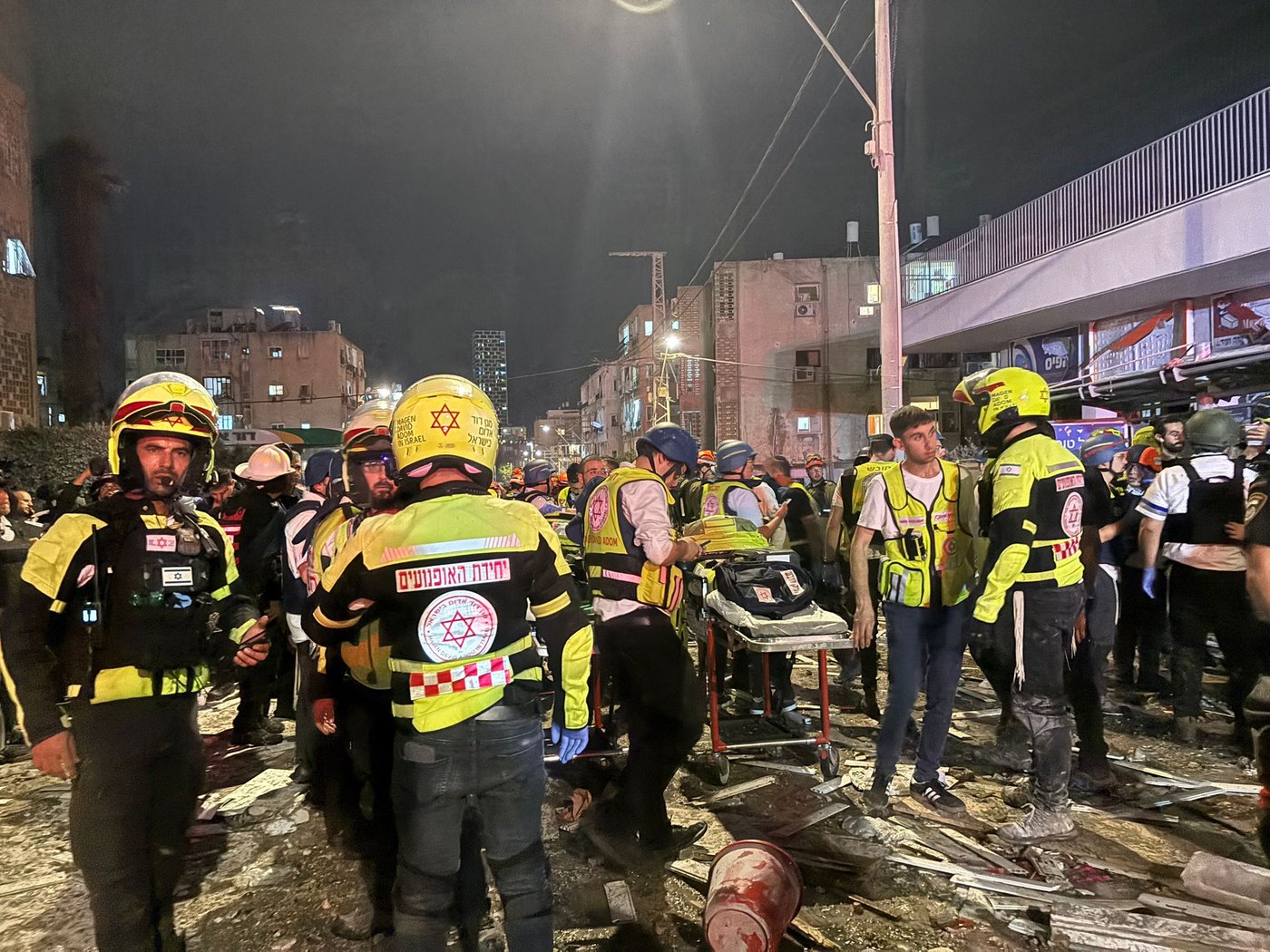 פעילי מד"א בזירות נפילת הטילים במבצע 'עם כלביא'