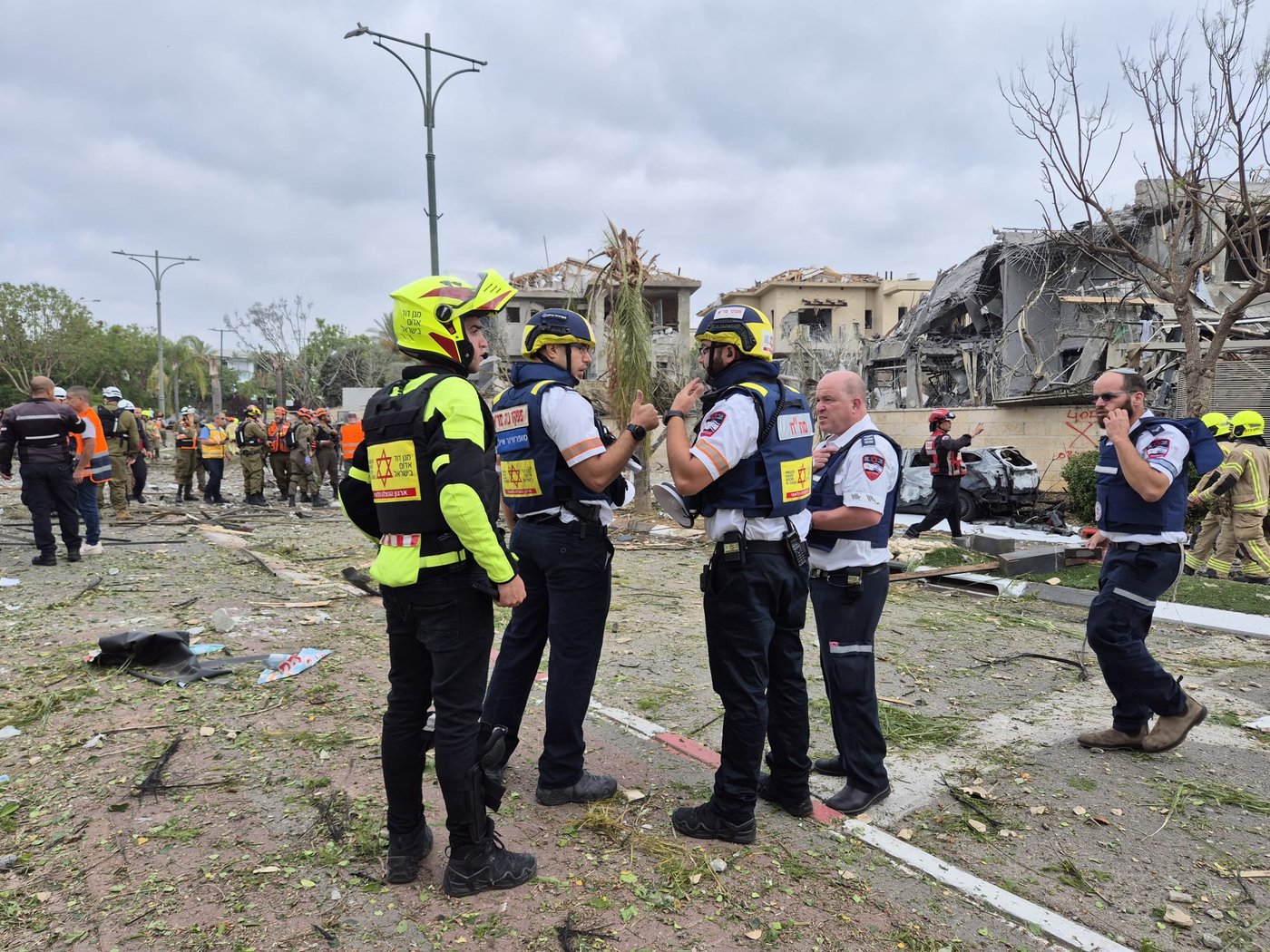 פעילי מד"א בזירות נפילת הטילים במבצע 'עם כלביא'