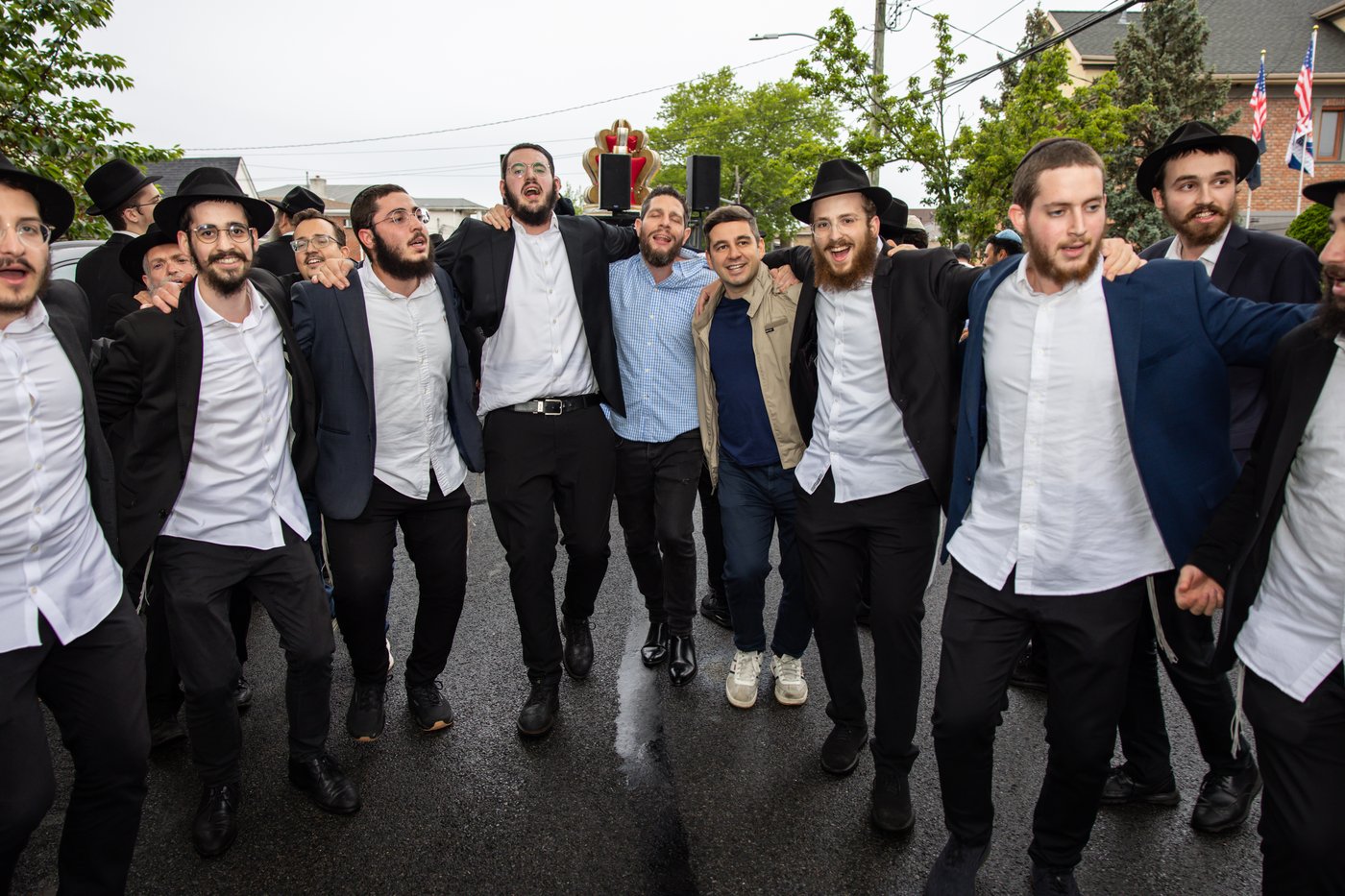 הכנסת ספרי תורה ב"בורגן ביץ" שבברוקלין