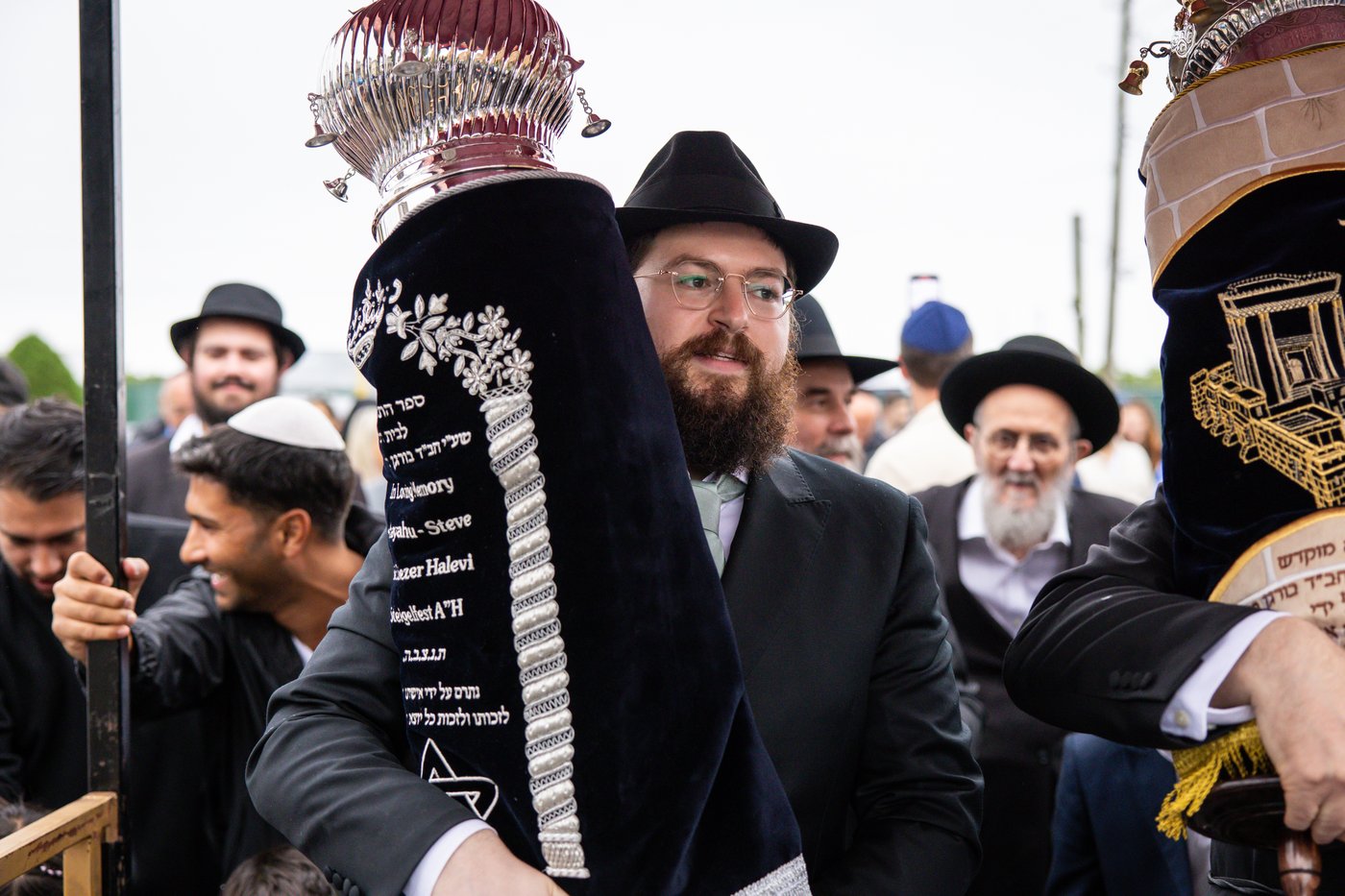 הכנסת ספרי תורה ב"בורגן ביץ" שבברוקלין