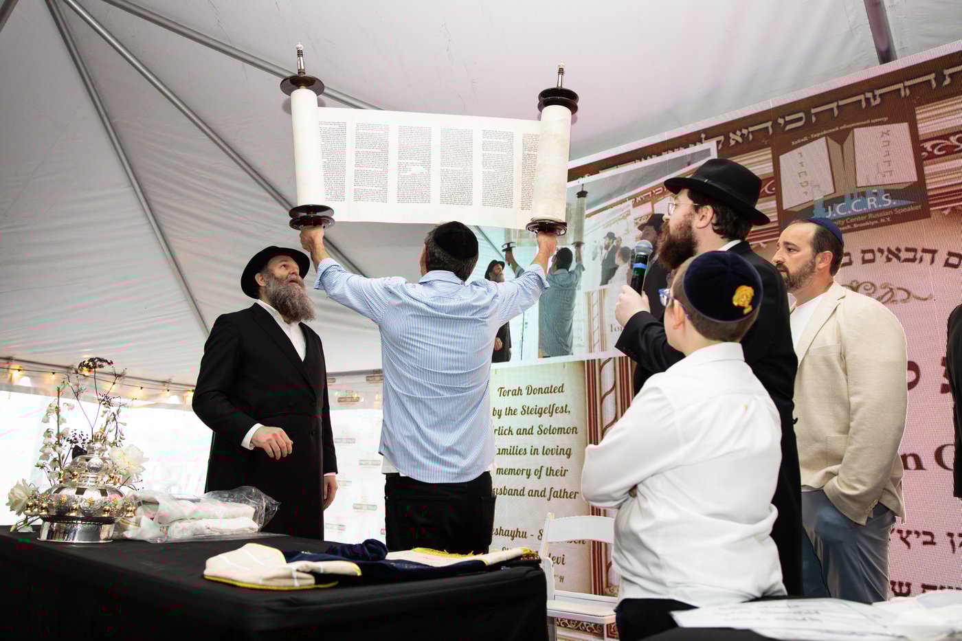 הכנסת ספרי תורה ב"בורגן ביץ" שבברוקלין