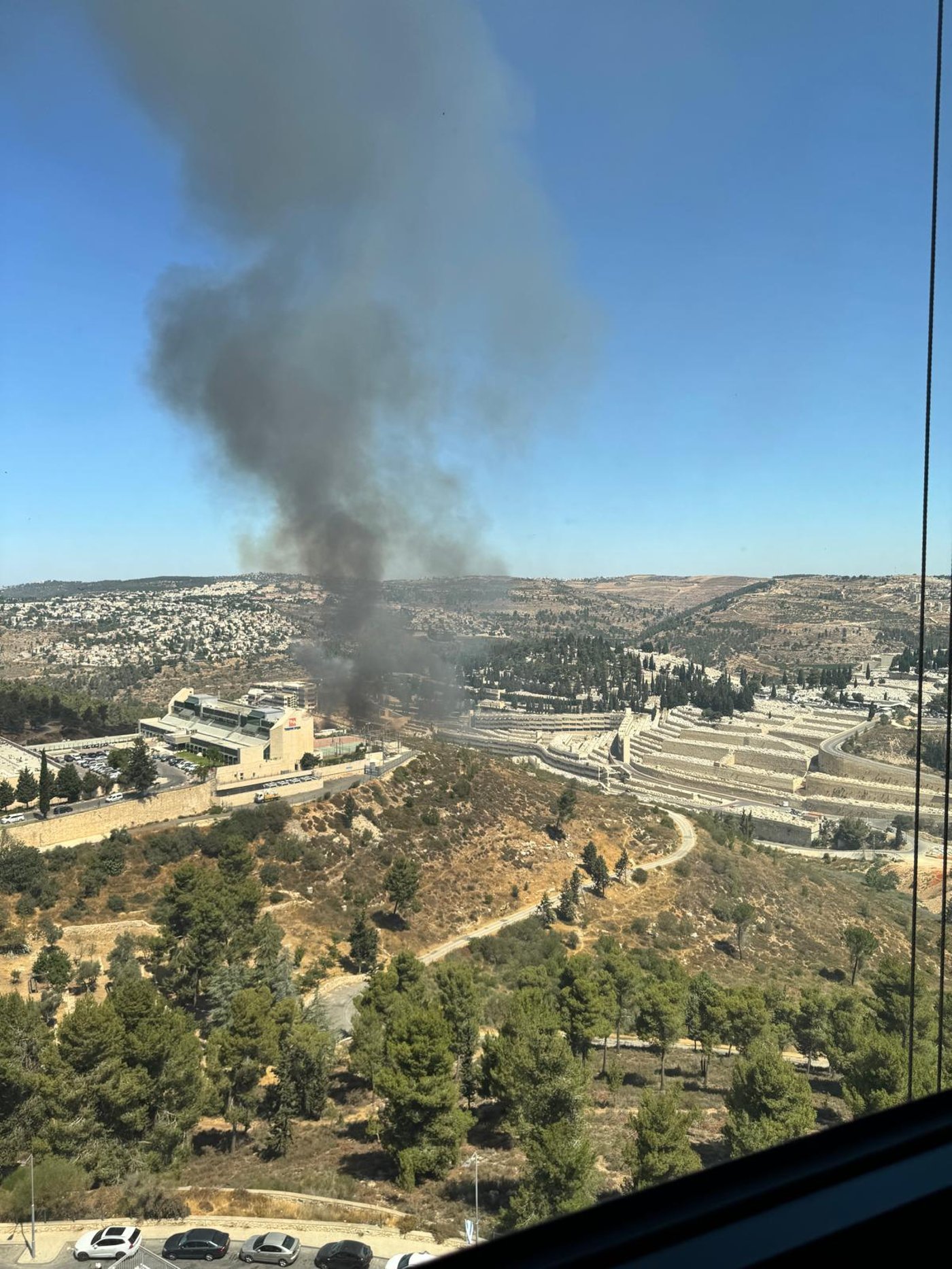 שריפה פרצה בין הר המנוחות ושכונת הר נוף: סכנה למתחם חברת החשמל