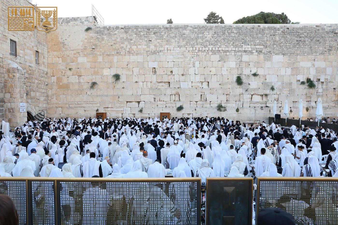 המונים בתפילת ראש חודש תמוז