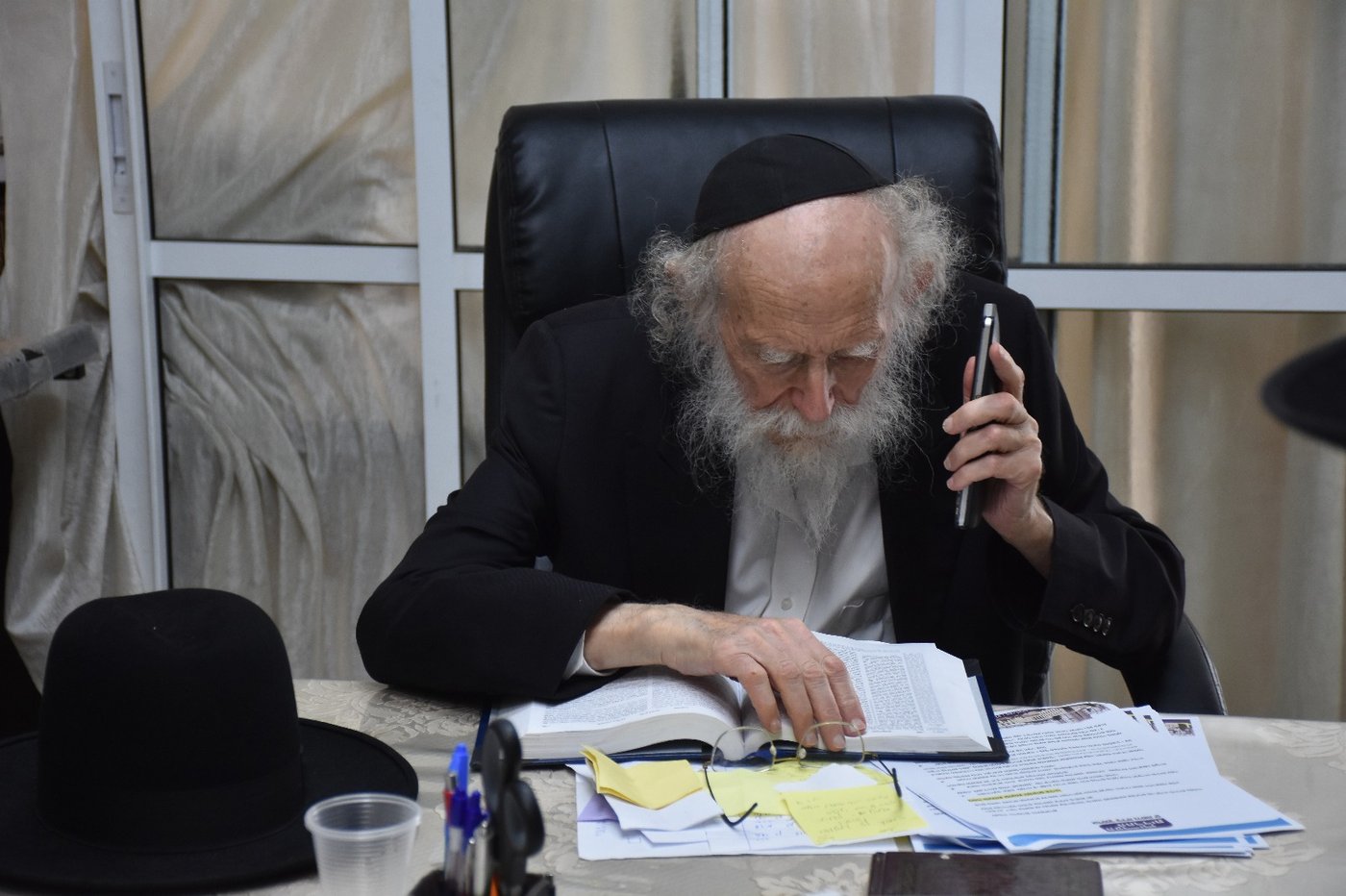 ילדי קריית ספר בבחינה אצל הגר"ש גלאי