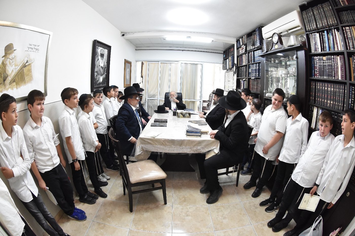 ילדי קריית ספר בבחינה אצל הגר"ש גלאי