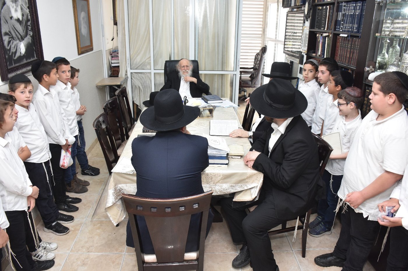ילדי קריית ספר בבחינה אצל הגר"ש גלאי
